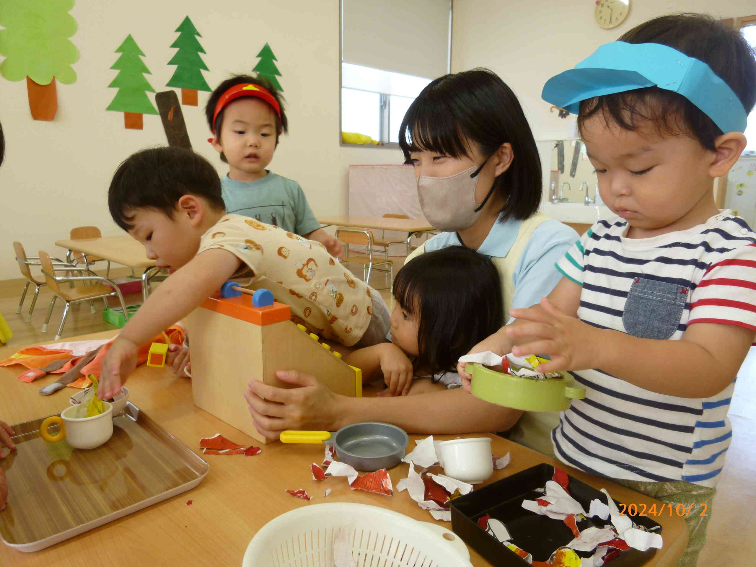 きのこ屋さんがOPENしましたよ～いらっしゃいませ～！お客さんが絶え間なく来てくれる大盛況のお店です。「はい、きのこです～」と店員さんは大忙し！