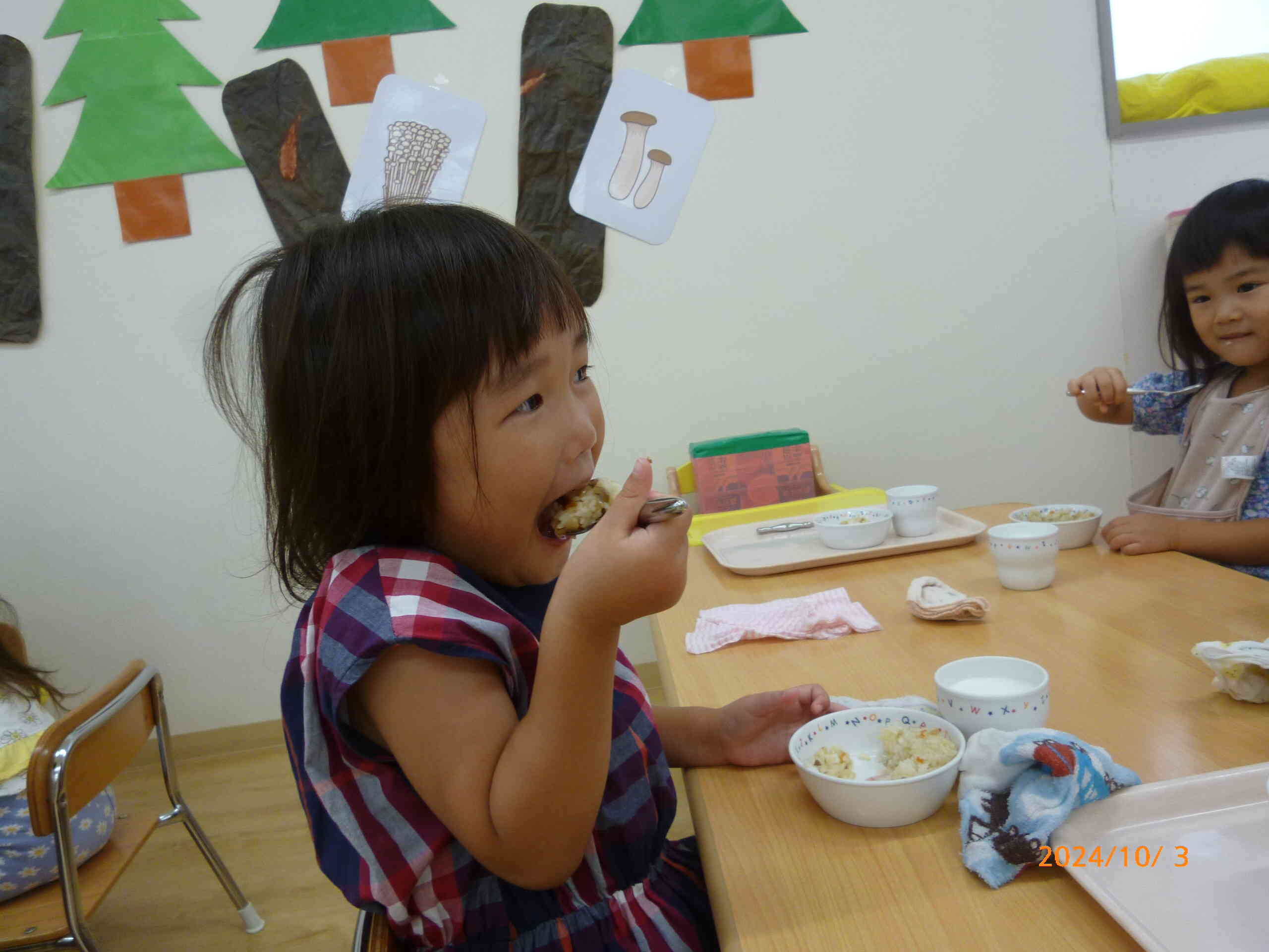 待ちに待ったきのこご飯登場～～!! いい香りがさらに食欲を誘います。いっただーきまーす！ ん～ふんわりきのこの香りとしっかりしたきのこの歯ごたえ、噛めば噛むほどきのこの味がして…「おいしい♥️」 今日は給食の先生と一緒に楽しいきのこほぐしができたね。給食の先生ありがとう！そして、ごちそうさまでした☆