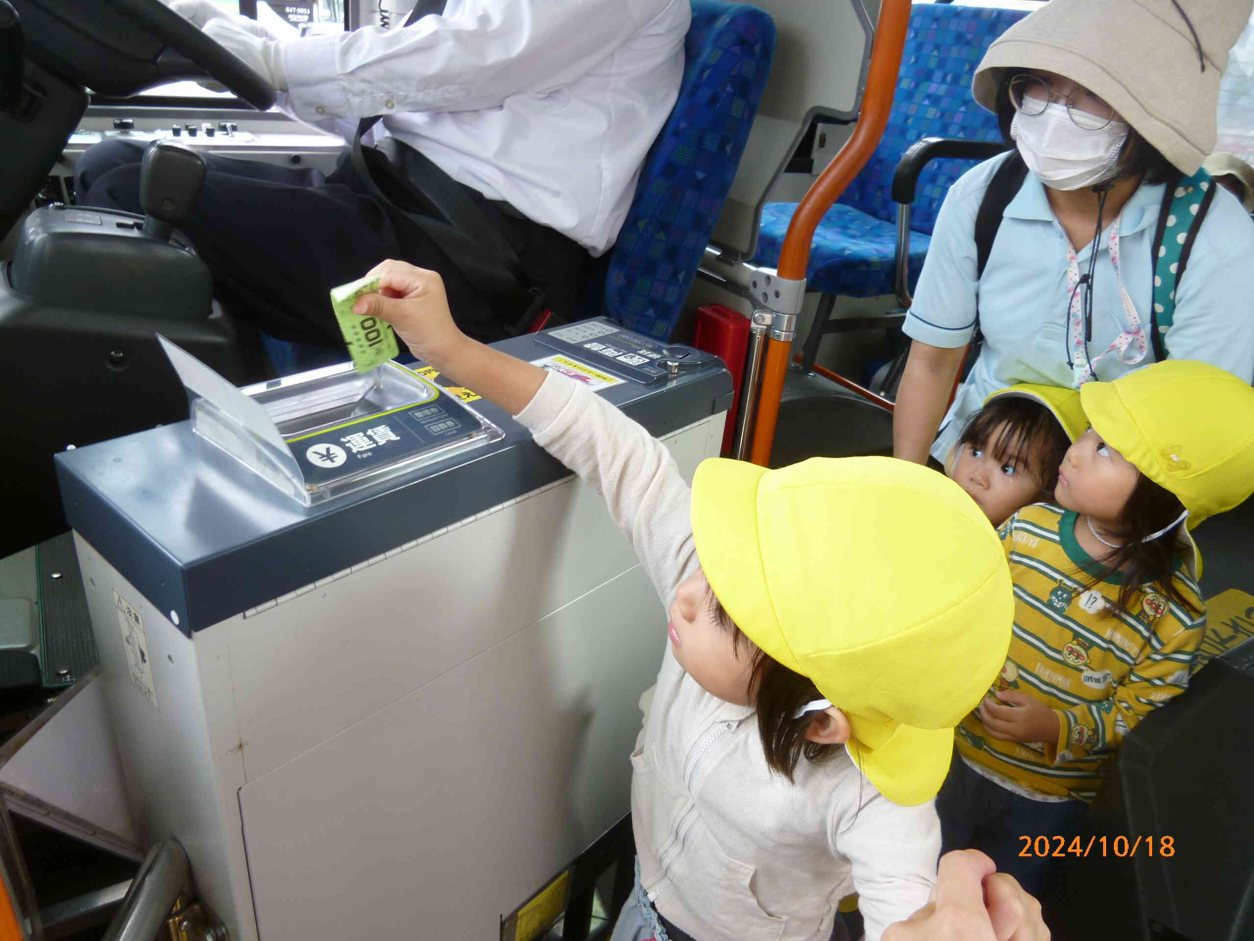 バスを降りる時は自分たちでお金を払いましたよ。運転手さんに「ありがとう」と言ってお金（回数券）をBOXにいれました。バスを降りるとすぐに「できたよ」と得意そうなお顔で知らせてくれました♪