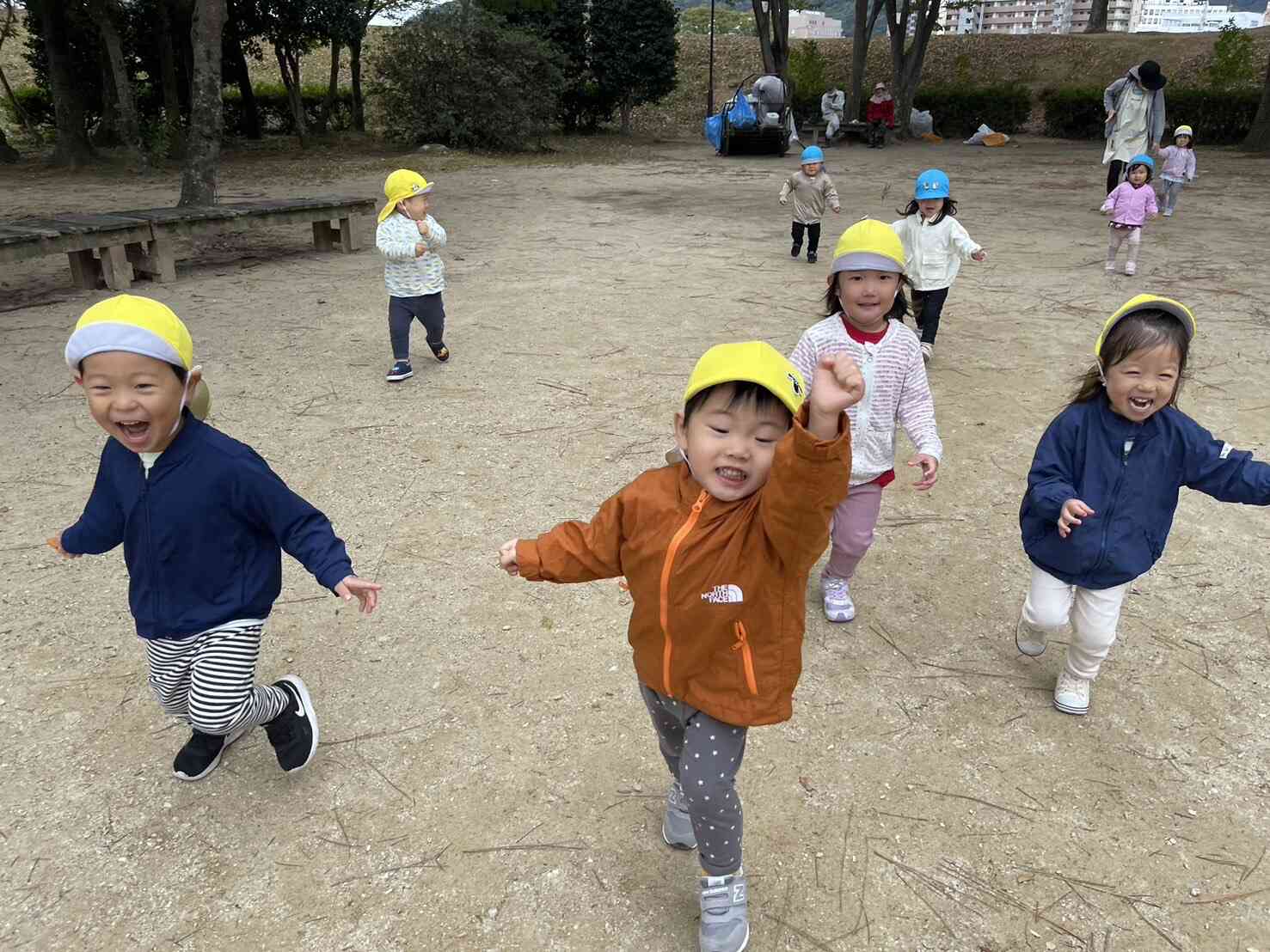 広場に遊びに来たらおもいっきり体を動かしたくなるよね。みんなでスタートラインに立って…よ～い どん!!笑顔満開☆