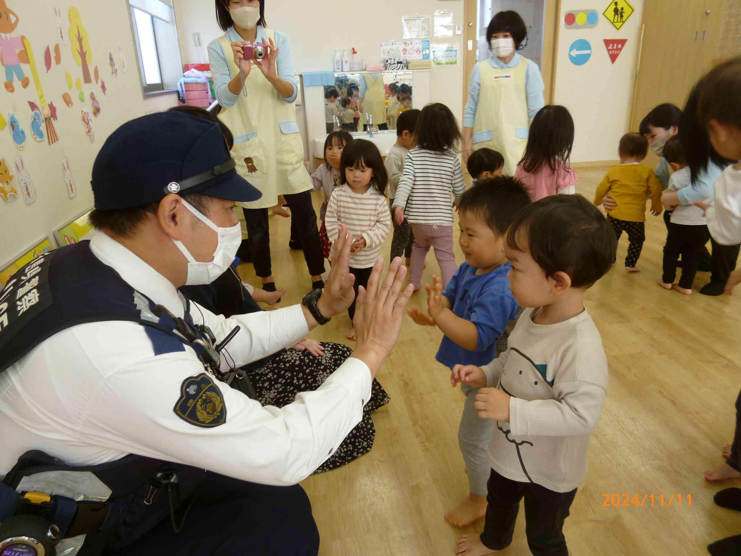 防犯訓練でお巡りさんから「い・か・の・お・す・し」を教えてもらいました！最後はお巡りさんとハイタッチ‼嬉しいね☆