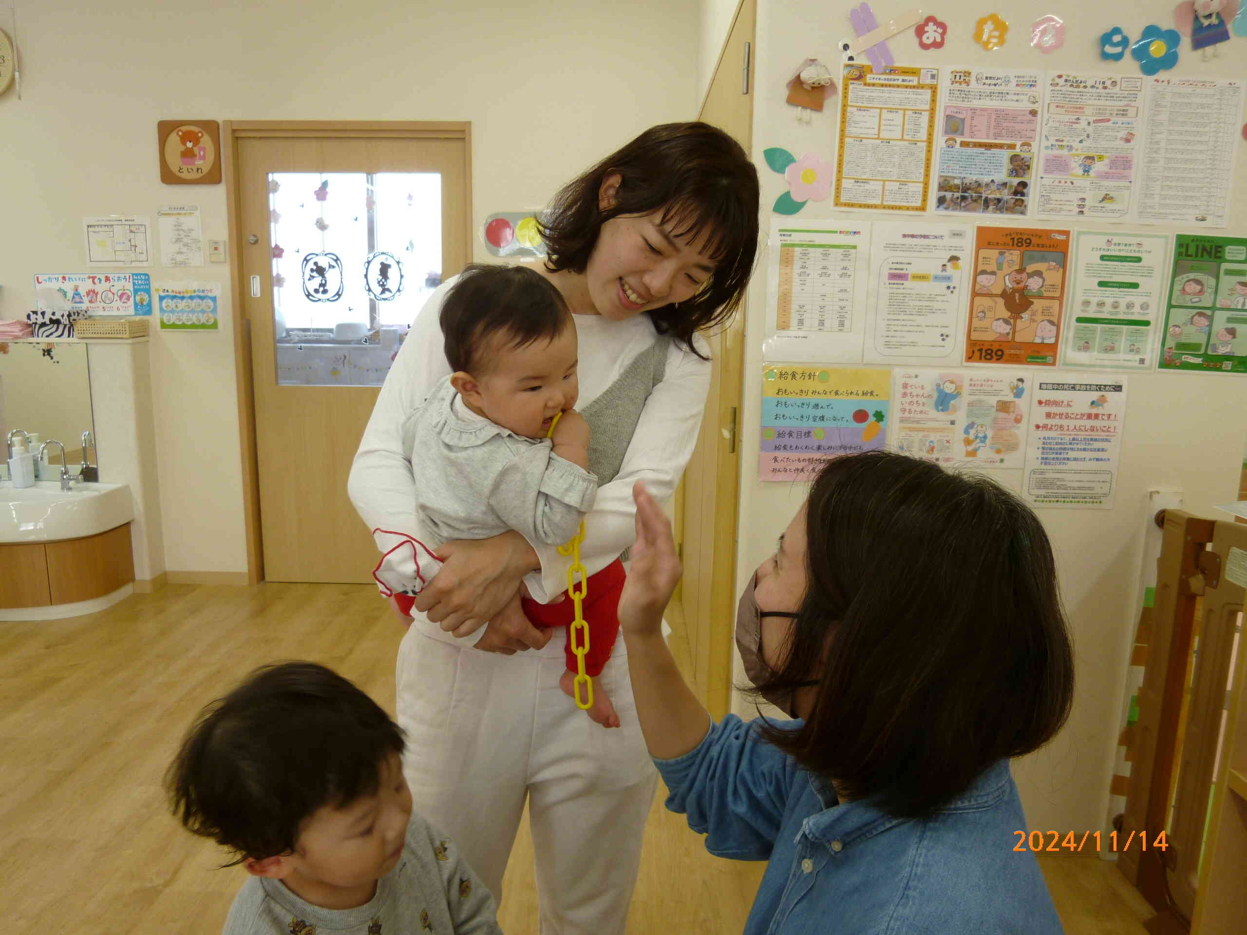 英語のゆうこ先生とハイタッチ☆お顔をじっと見つめて「バイバイ」を言ってくれているのかな♡