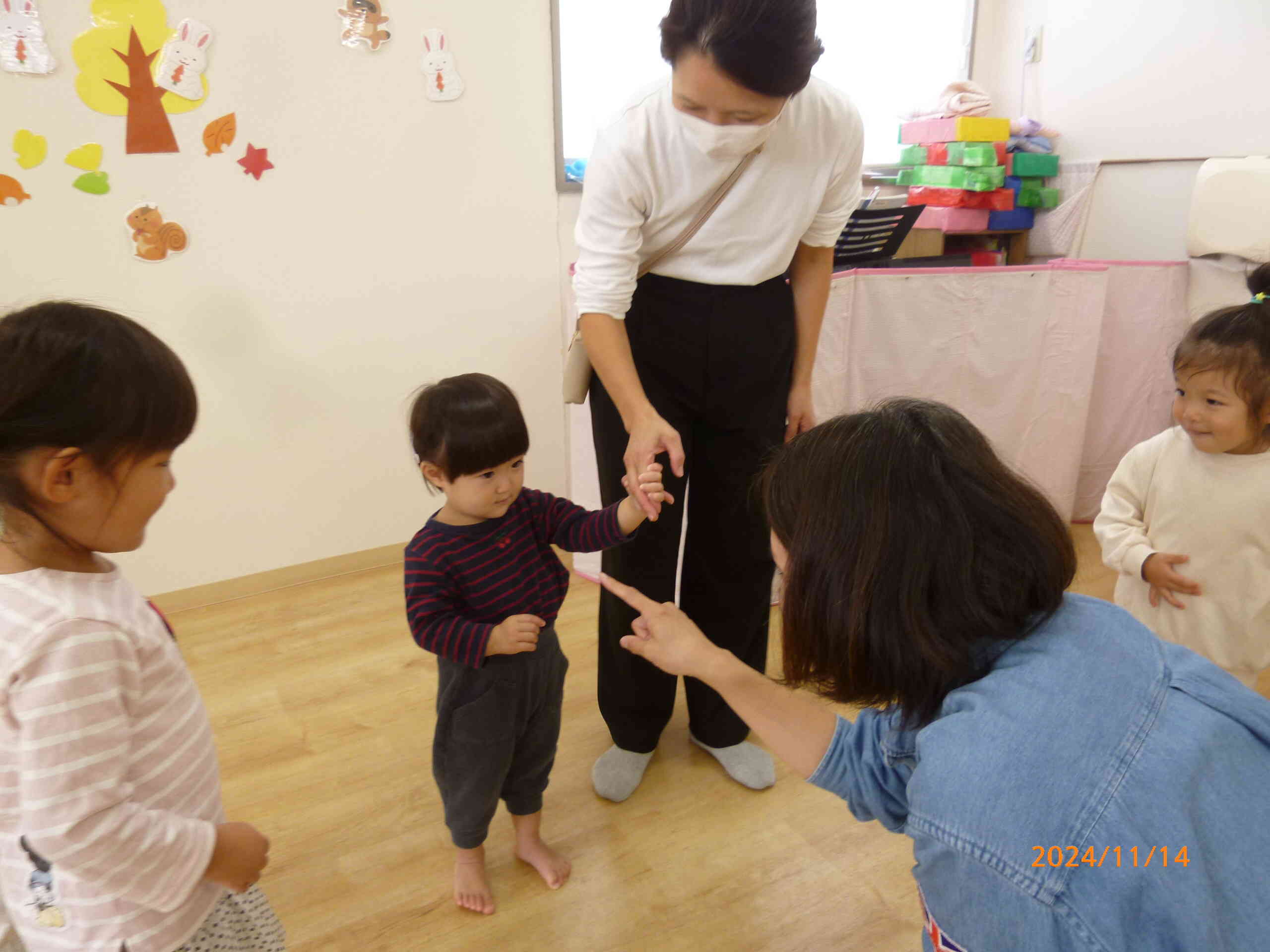 こちらのお友だちはゆうこ先生とｍother fingerタッチ～ ちょっぴり恥ずかしいみたい。でも英語レッスンはママと一緒に楽しんでくれたね。