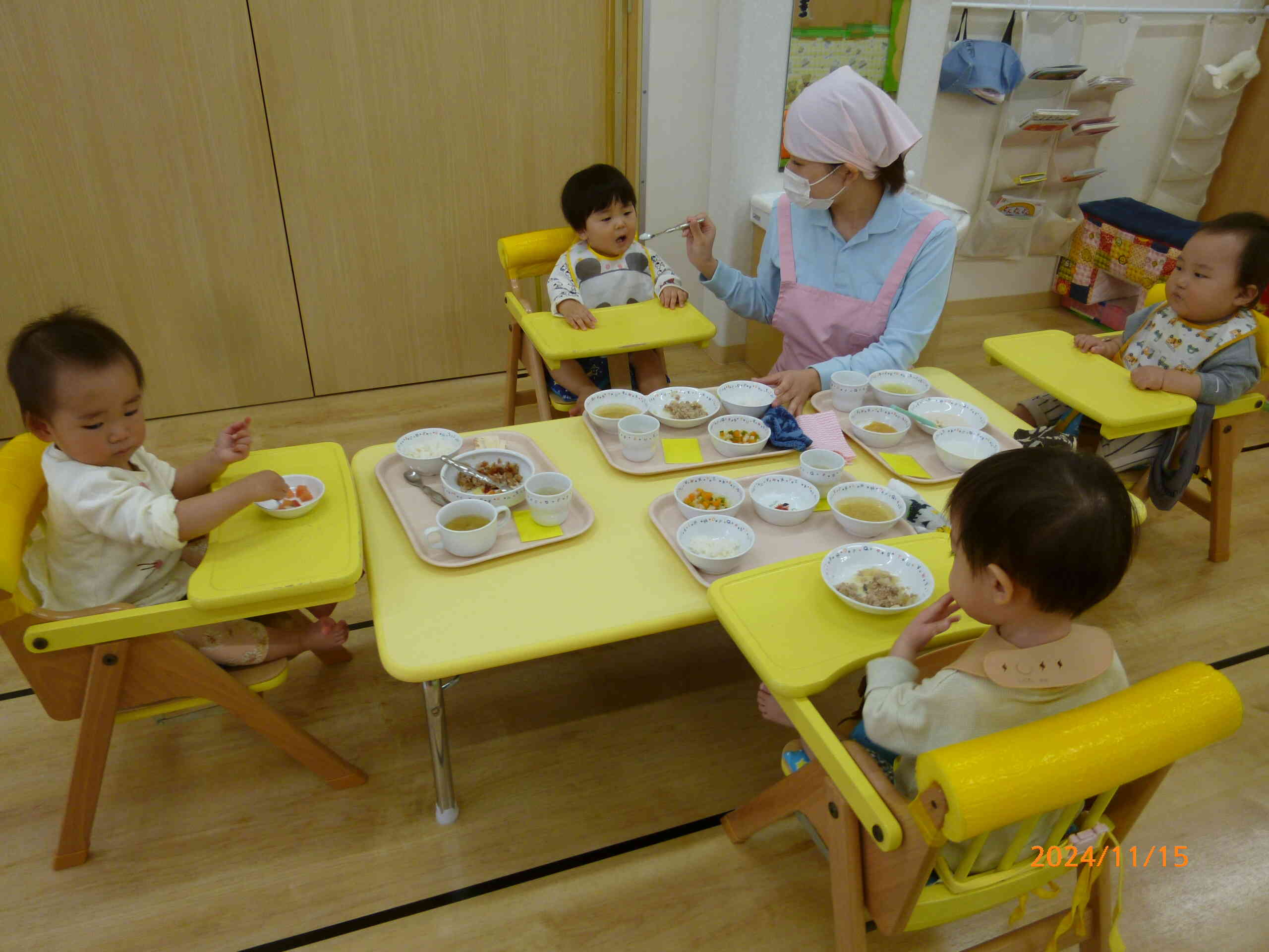 たくさん遊んだらお腹空いたよね。待ちに待った給食の時間♫今日のメニューは何かな？たくさん食べてね！