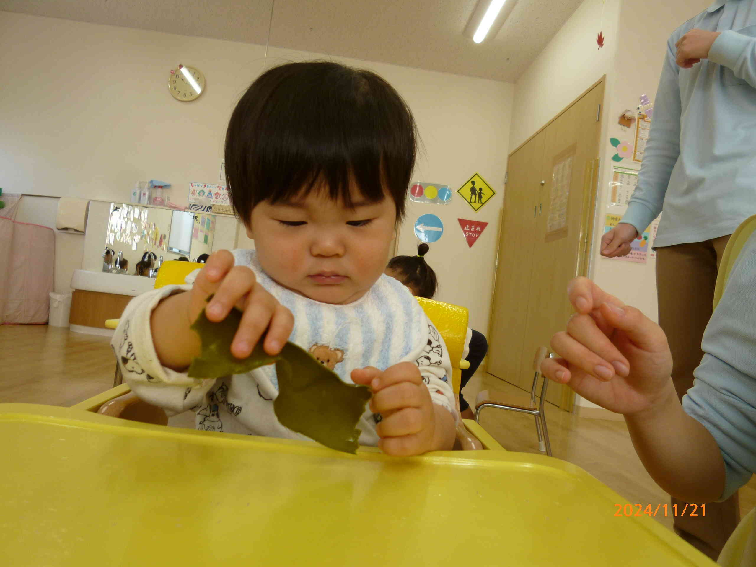 お水に浸かっていた昆布を手渡すと、「なんだこれ？！」と少し不安そうにしながらも手に取ると…ヌルヌルの感触に何とも言えないお顔になっていました。