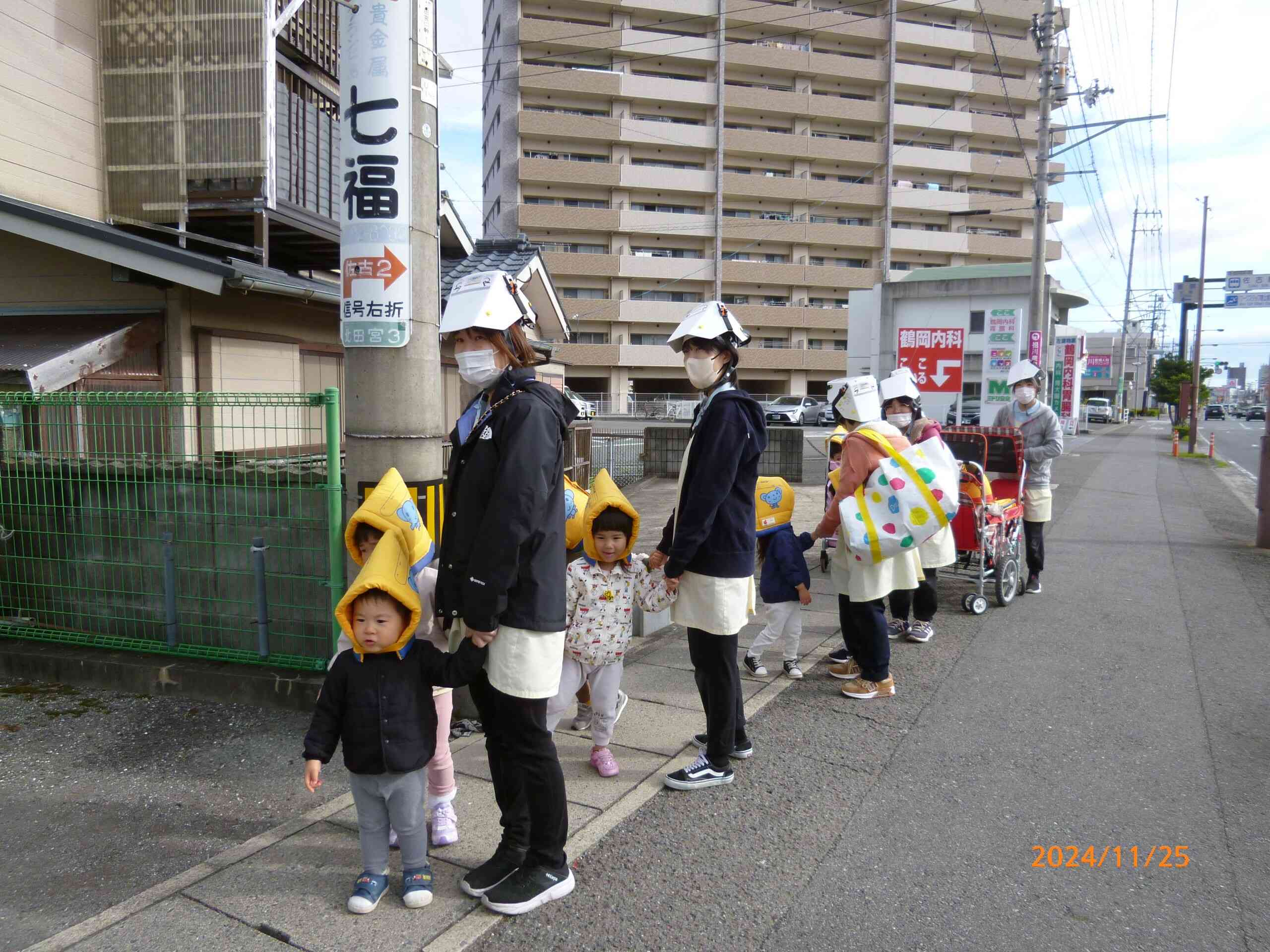 避難訓練では防災頭巾を被って避難場所までみんなで歩いて避難しました。距離がありましたが、みんな頑張りました！