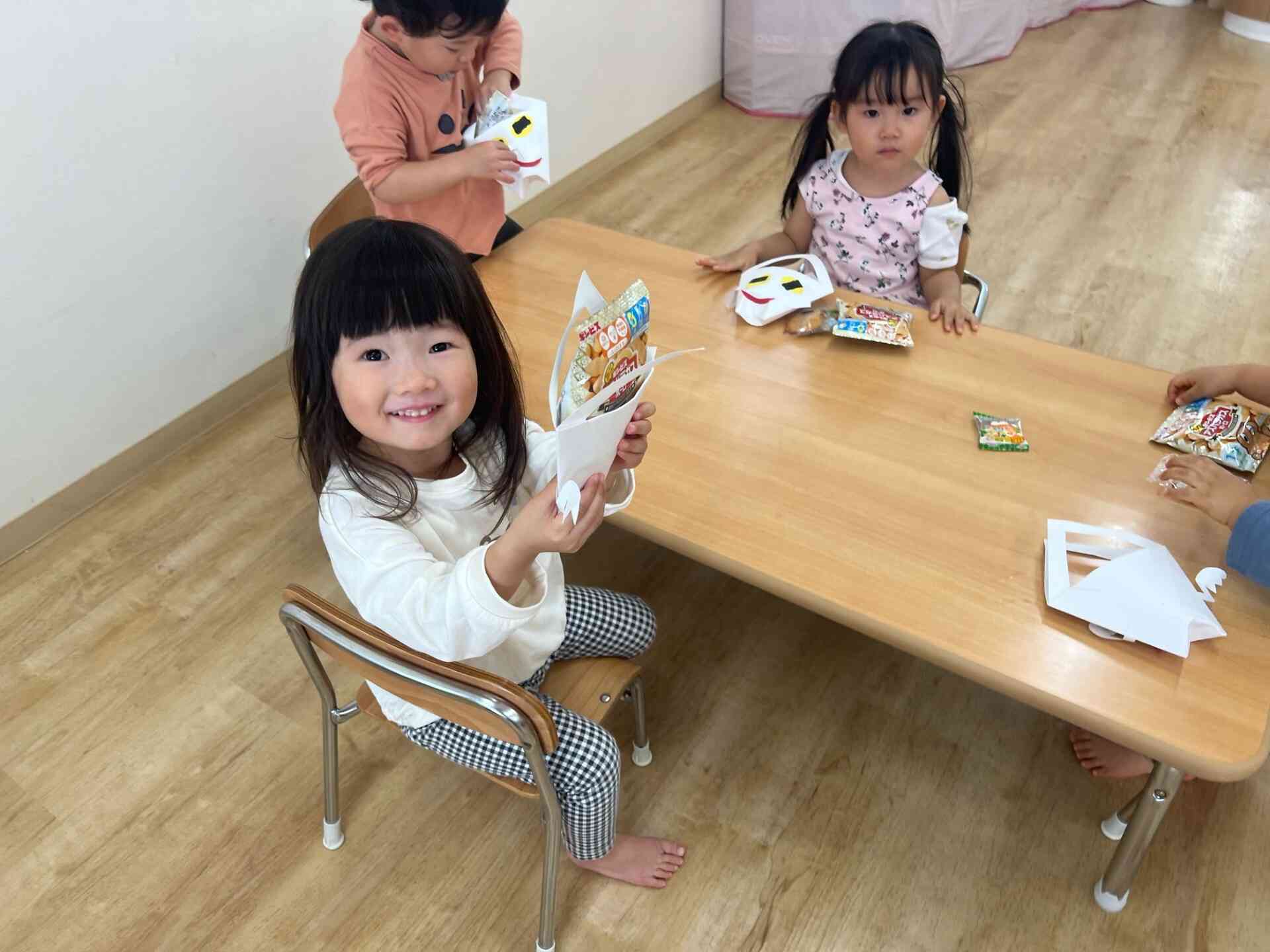 帰ってきたあとは手作りオバケバッグに自分でおかしを詰めたよ。お菓子を手にした子どもたちは自然と笑顔に♥️