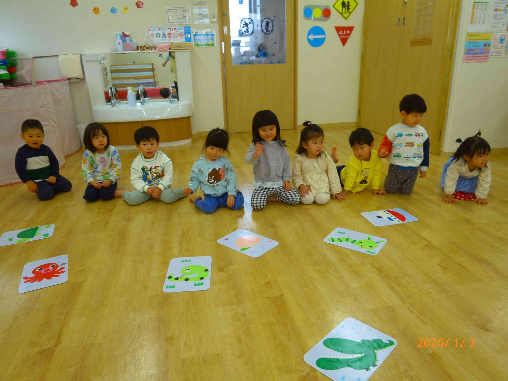 お正月遊びでジャンボカルタに挑戦した２歳児うさぎ組さん♡GETしたい絵柄のカルタに向かって一目散!!笑顔と笑い声が響いていました♫