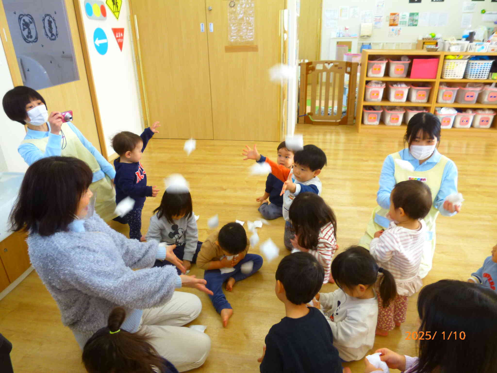 今朝は雪が積もった徳島県。ママと一緒に雪を触ってきたお友だちがたくさんいました。まあちゃんは雪にちなんで手作りの綿雪を持って来てくれましたよ。集めて、集めて、パラパラ～と雪遊びをしたり、頭にのせてそうっと歩いたりして楽しんだよ♪