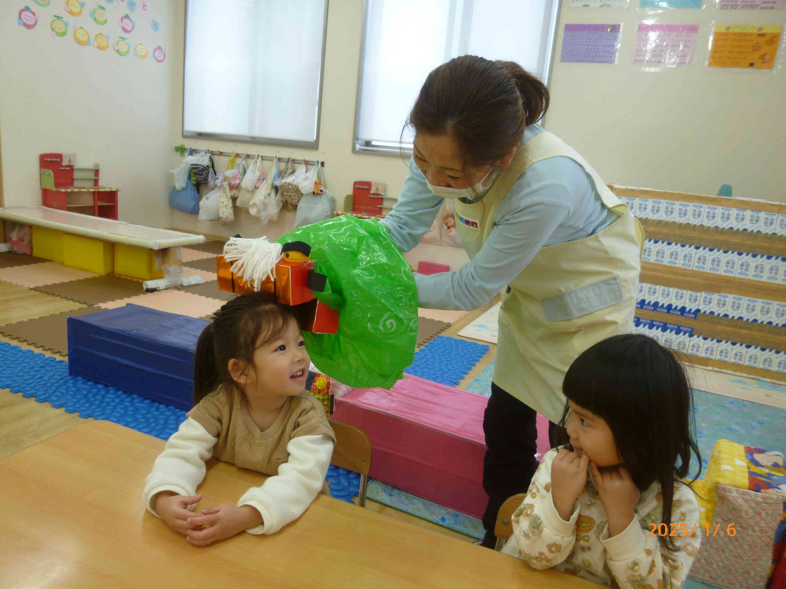 「誰から獅子舞さんに来てもらう？」と聞くと「はい！」って一番に手を挙げてくれたお友だち♡初噛みで元気いっぱい遊べますように☆彡