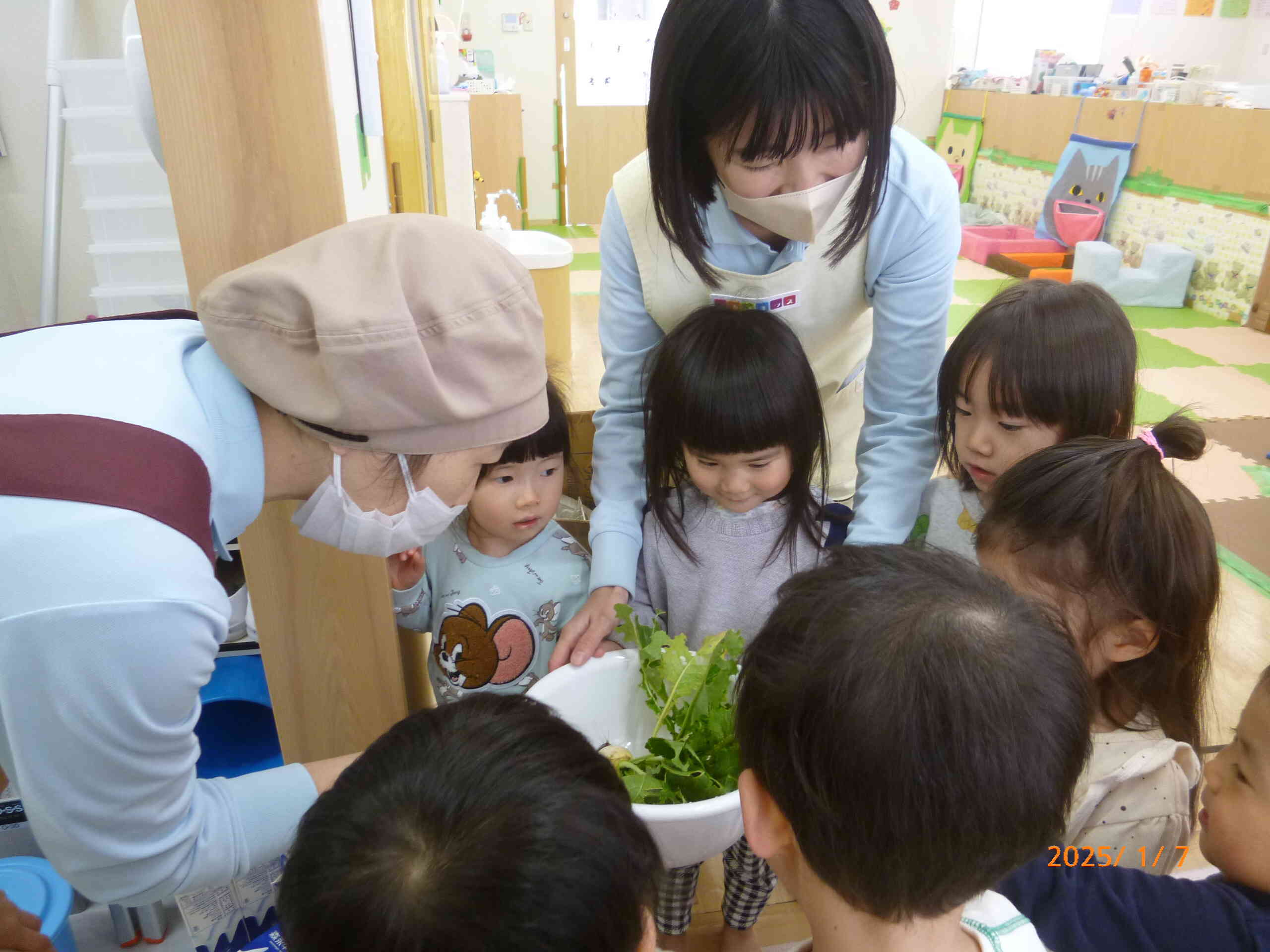 給食の先生、お願いしまーす！と渡す子どもたち☆給食の先生の手にかかれば最高に美味しい給食になるんです☆