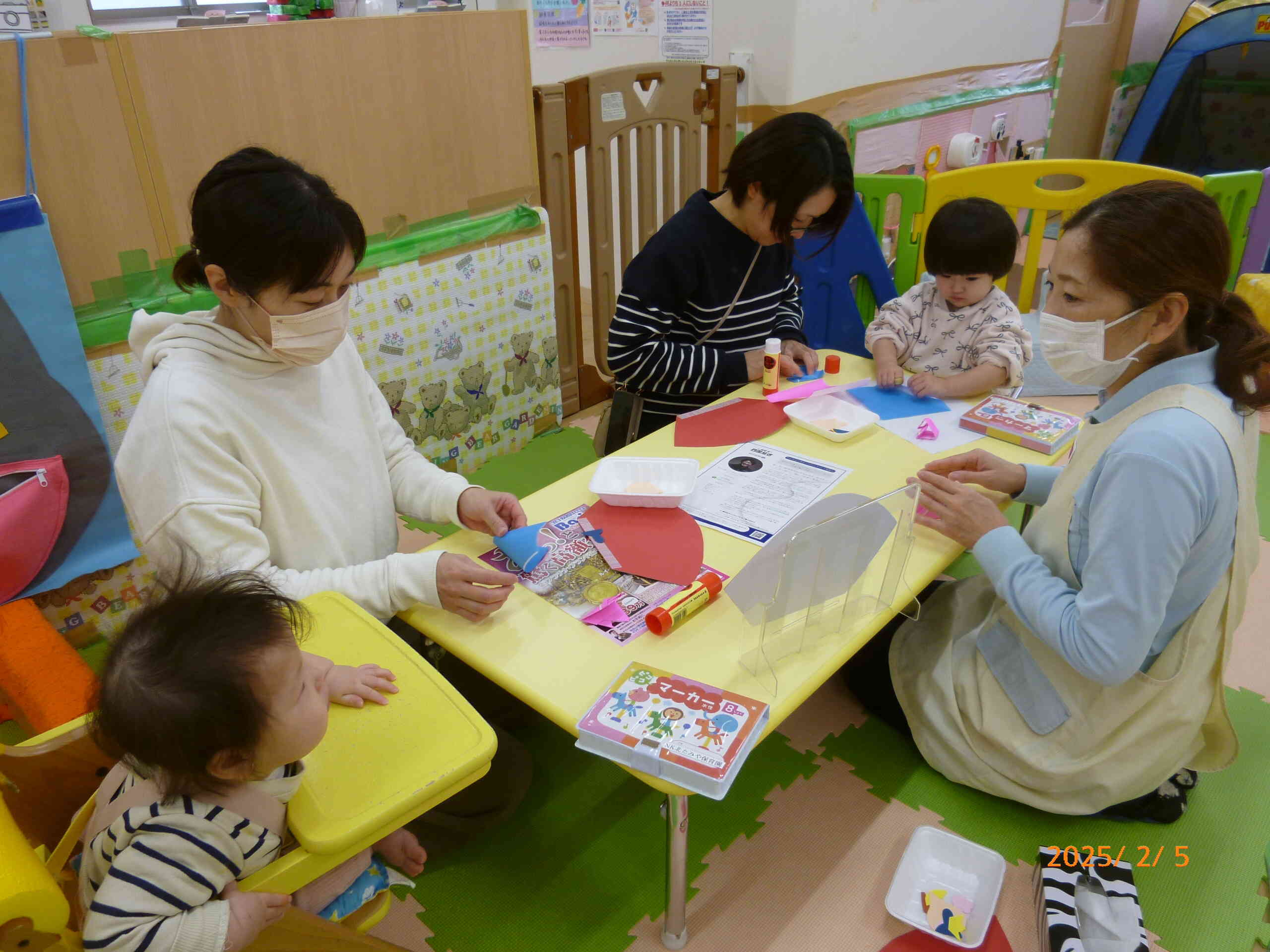 お椅子に座って懸命に折り紙を折ったり、お部屋を見渡したりと短い時間でしたが保育園遊びを楽しんでくれました。ありがとう！