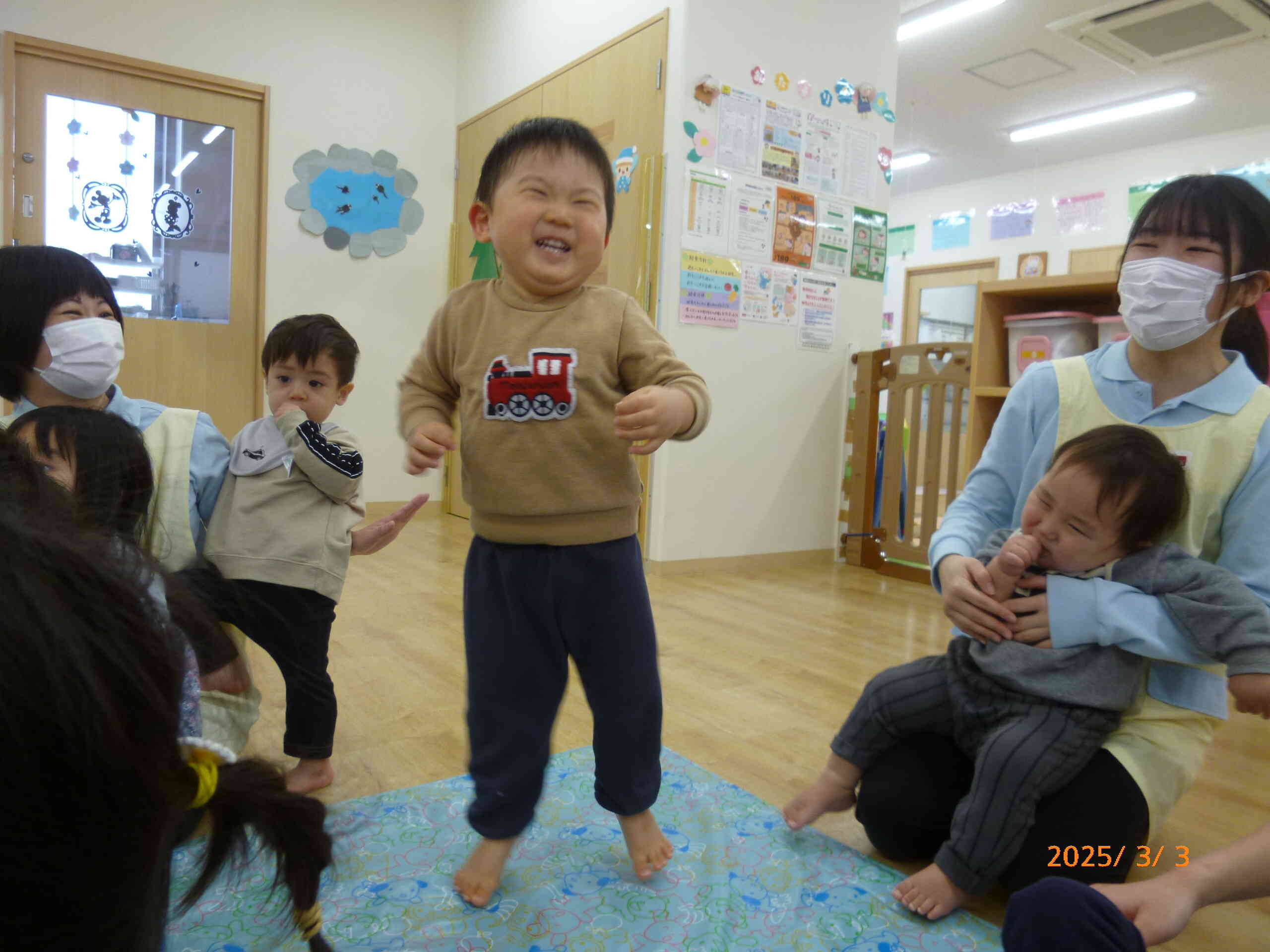 ひなまつりのつどいの締めくくりはみんなで♪うれしいひなまつり♪を歌いました。お歌に合わせて素敵な舞を披露してくれたお友だちでした♡