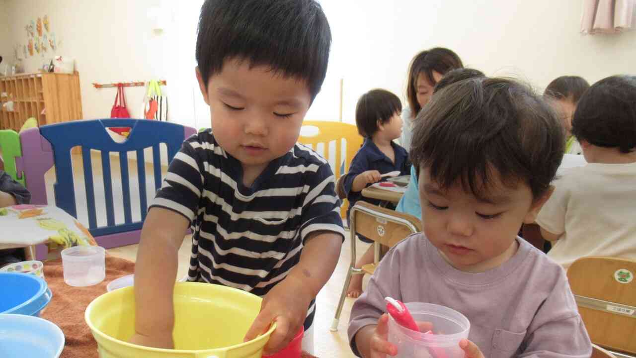 お部屋で氷遊びをしたよ！