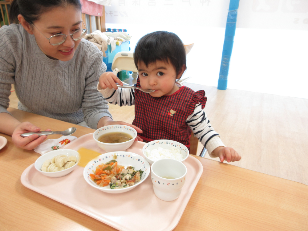 ひよこ組さんの新しいお友達は今日からお給食が始まりました＊＾＾＊上手にスプーンを使って^^*『おいしいね♪』