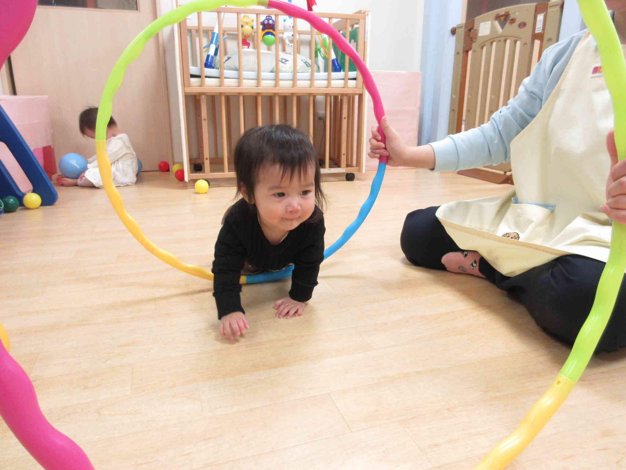 ハイハイで楽しそうにどんどん前へと進んできました！！日々の成長が本当にすごく！！ワイワイにぎやかなひよこ組です♪