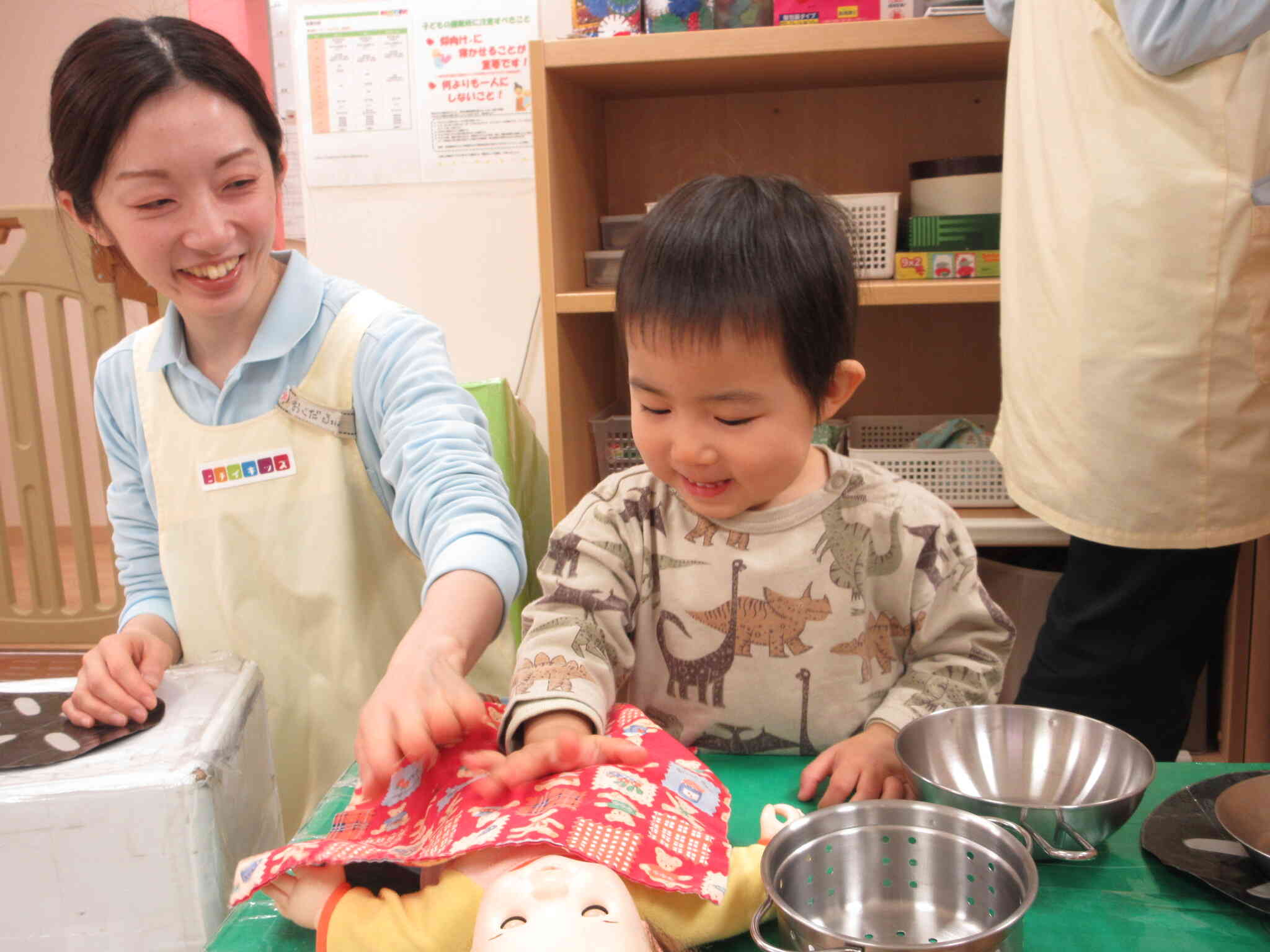 僕はお料理をしながらポポちゃんの寝かしつけだよ！優しくトントン…おやすみなさ～い