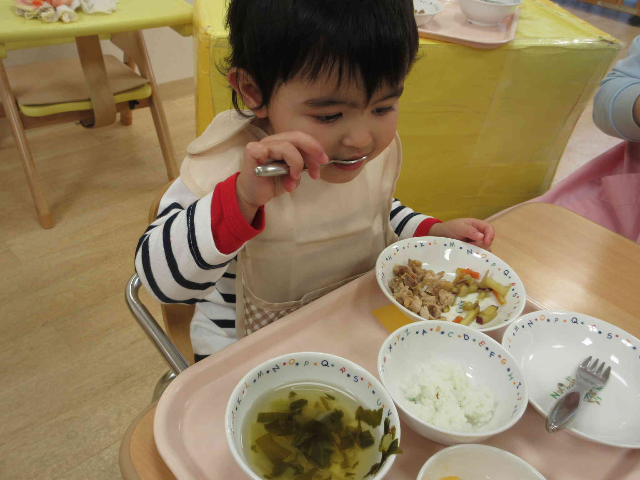 沢山遊んでおなかもペッコペコ。今日のお給食はなにかな・・・♡　スプーンを使って夢中で食べてくれます。