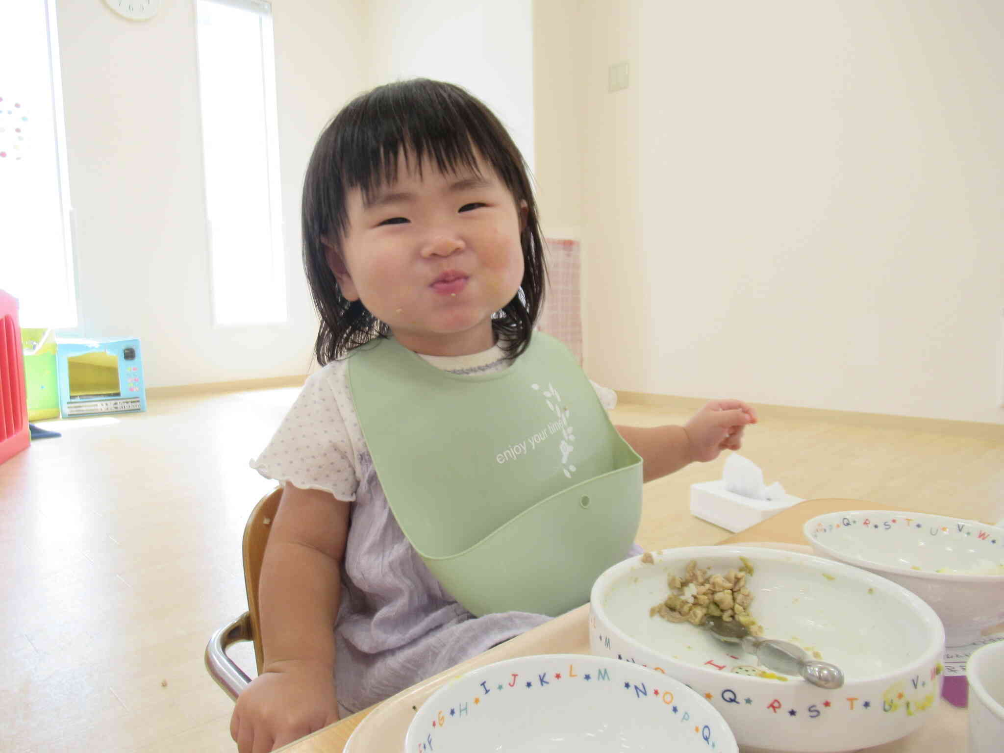 「おいし～～～い！！」いつもおいしそうに給食を食べてくれます♪