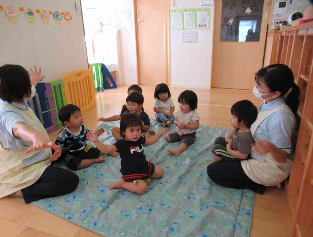 先生と一緒に【とんがりやま】や【むっくりくまさん】の手遊びをやるよ♪