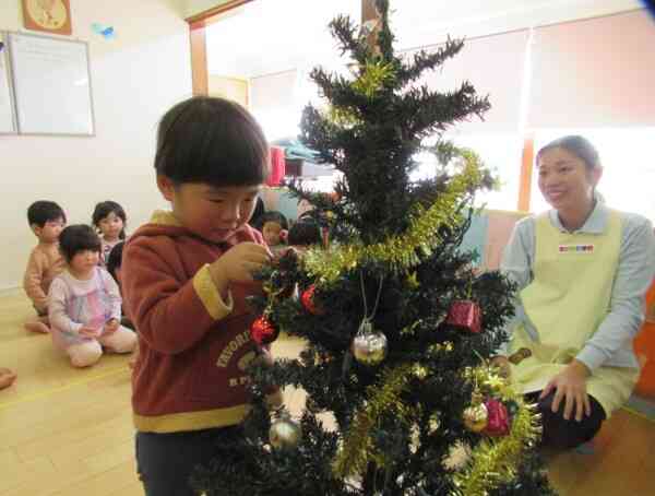 クリスマスの飾り付け。真剣です。