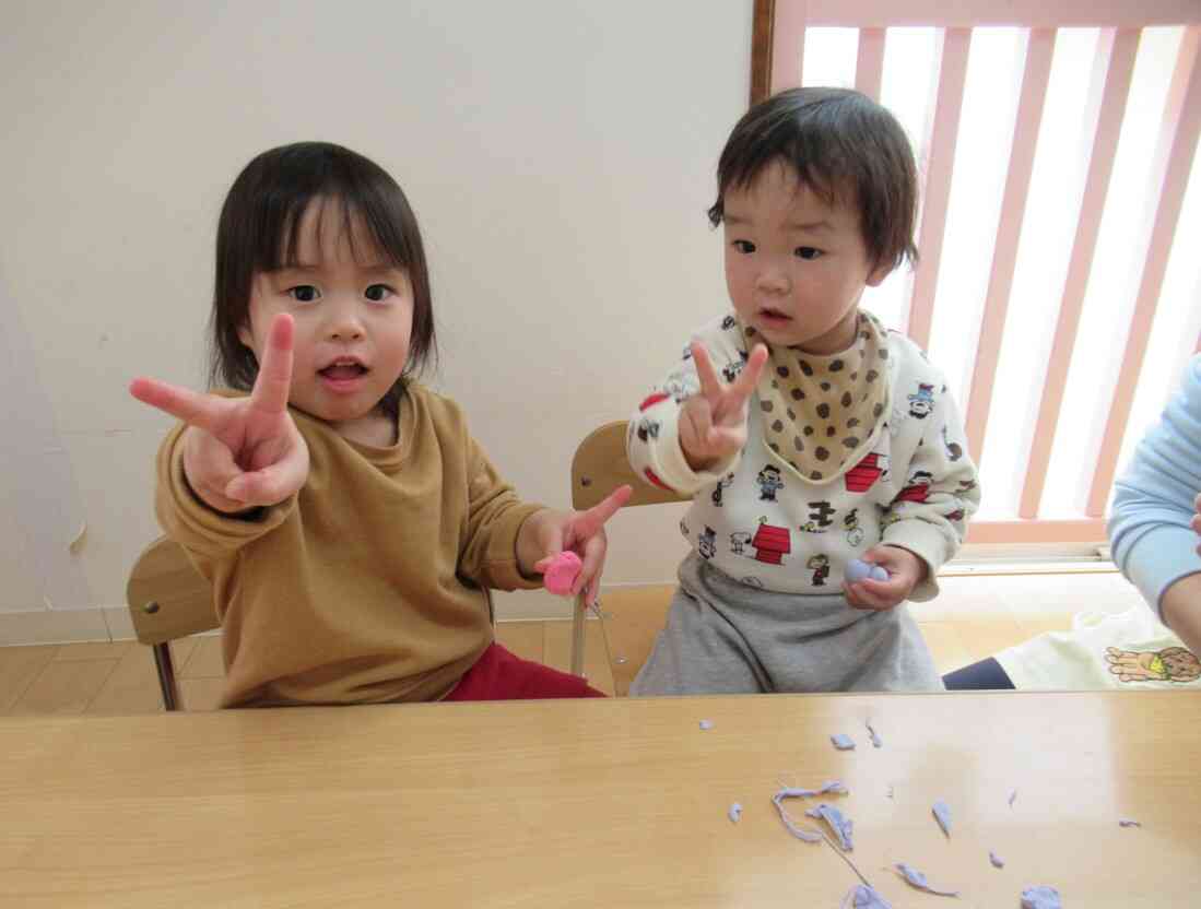 2人で仲良く粘土♪何作ろうかな？