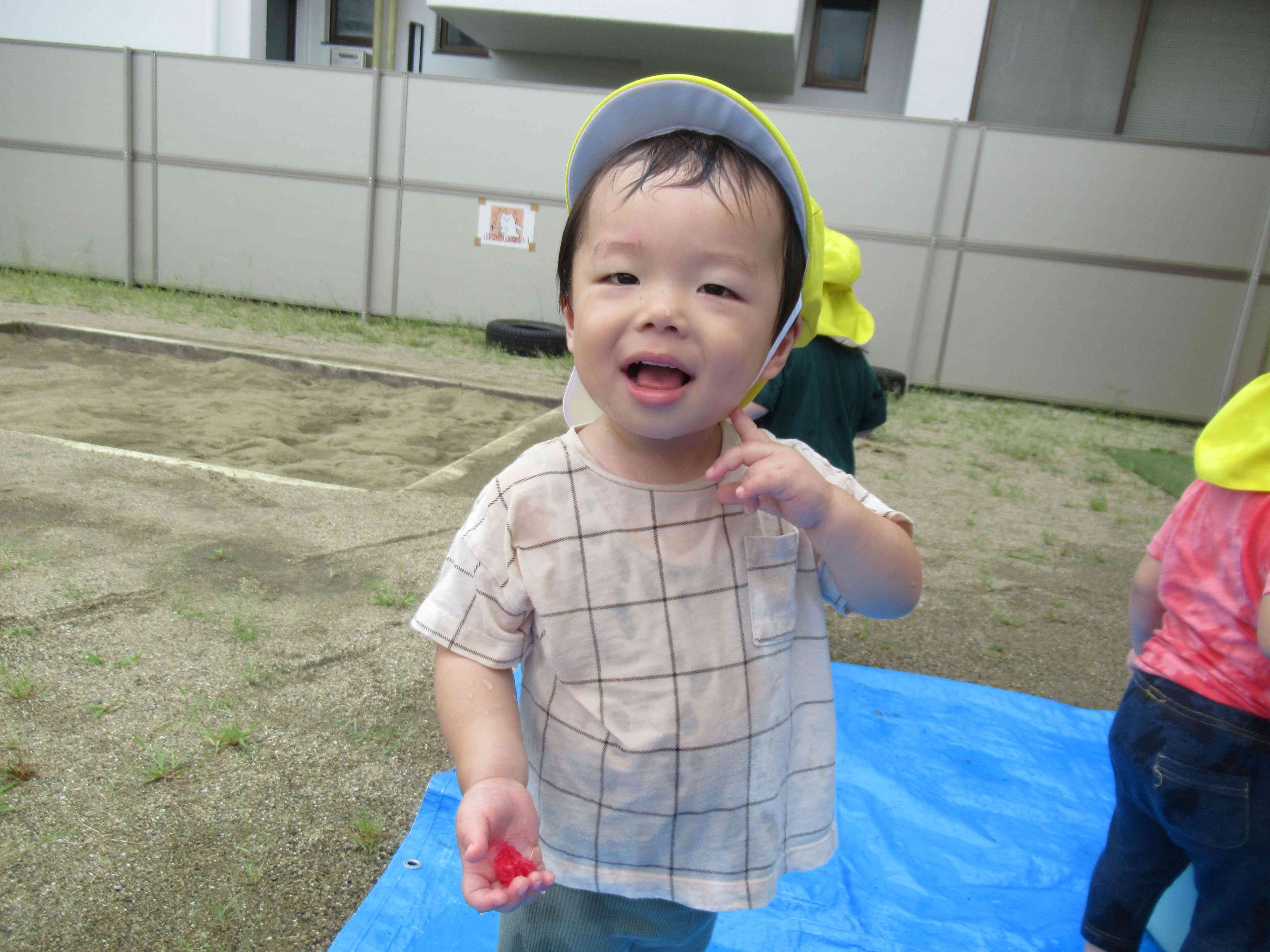 お水遊びに慣れて笑顔が見られるようになりました☆