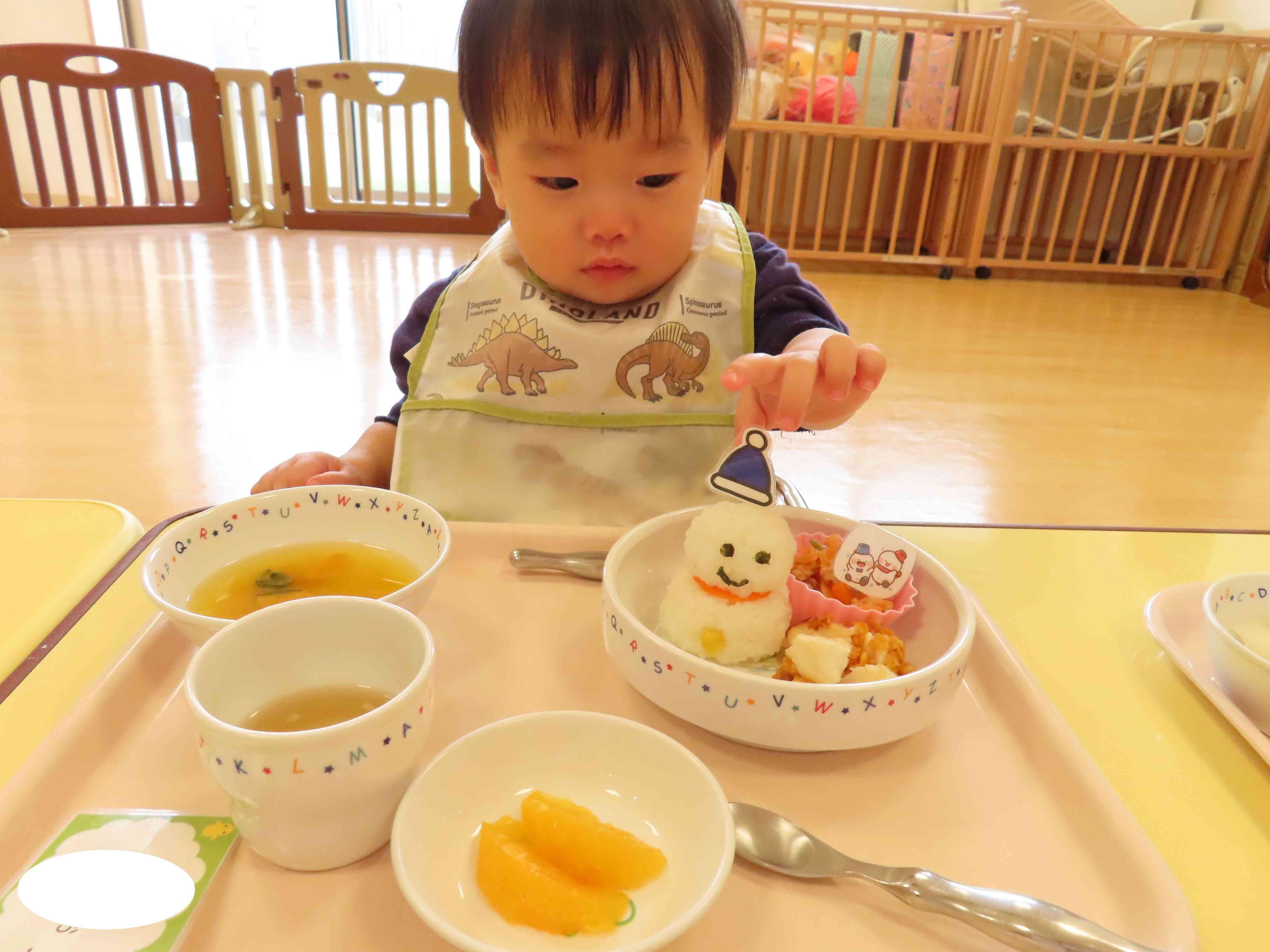 今日はご飯におめめとおくちがついてるね