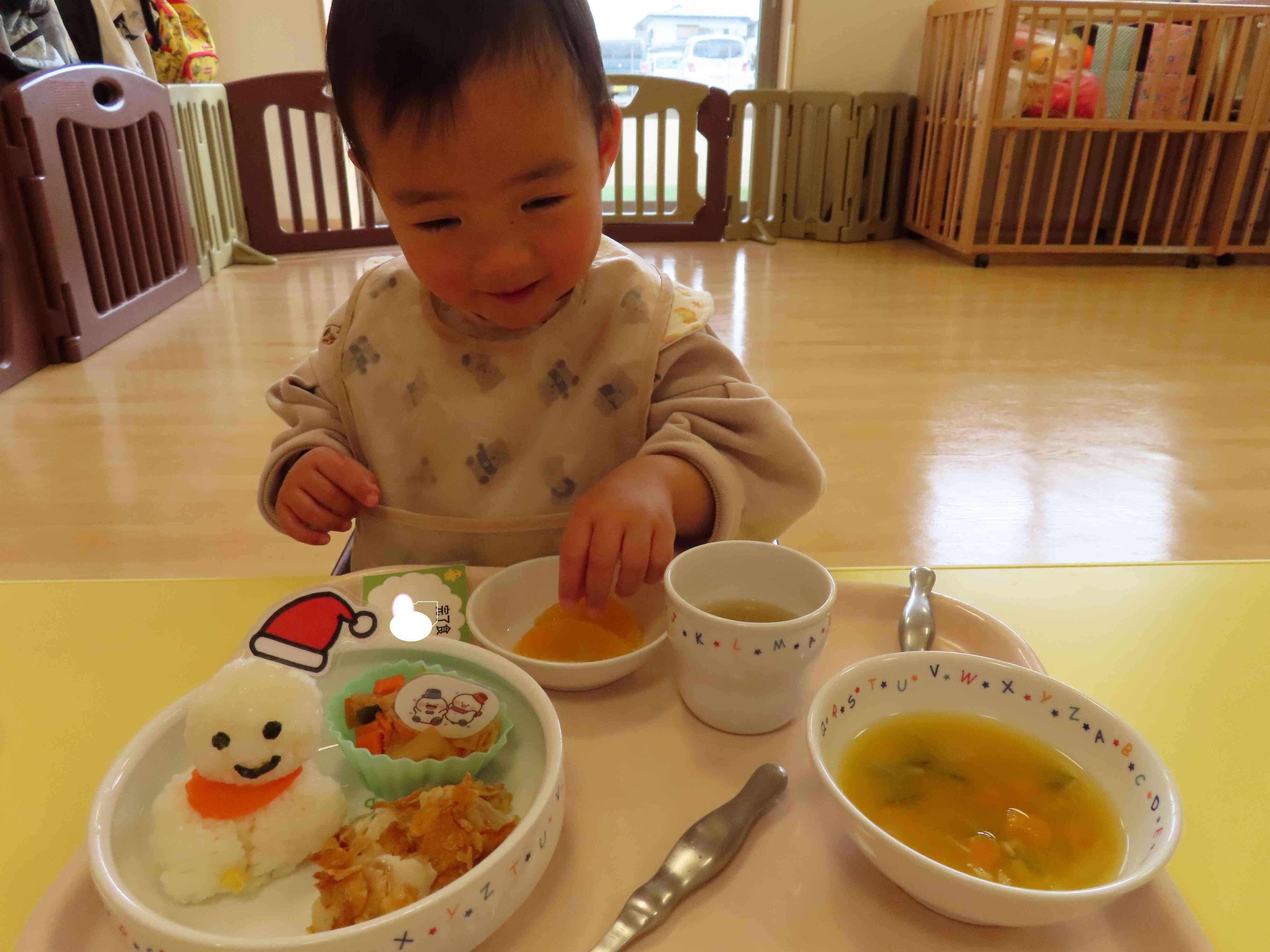 雪だるまご飯に「うふふ」食べるのもったいないから、私はフルーツか食べる～