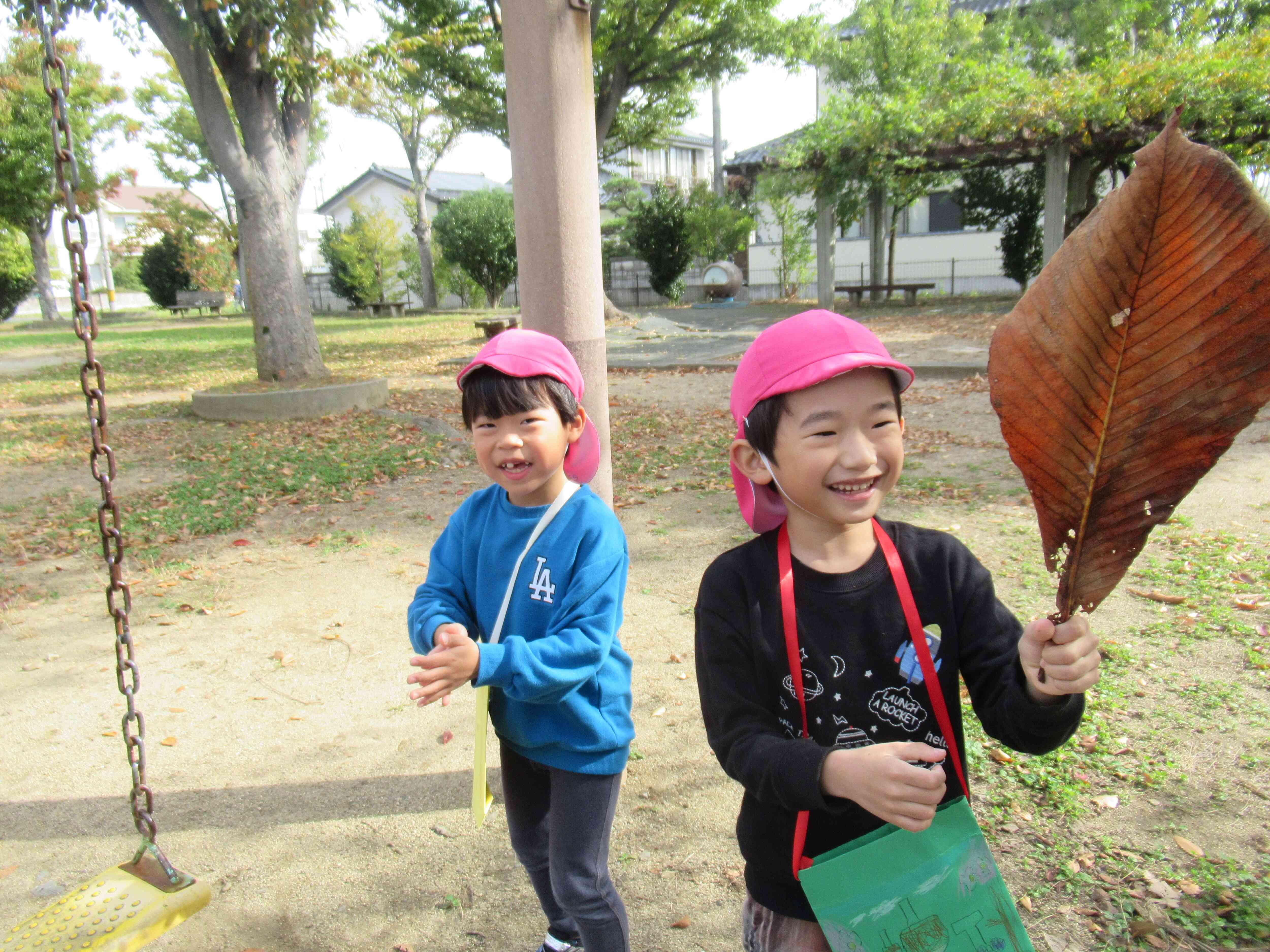 お散歩バッグを持って公園に行ったよ♪