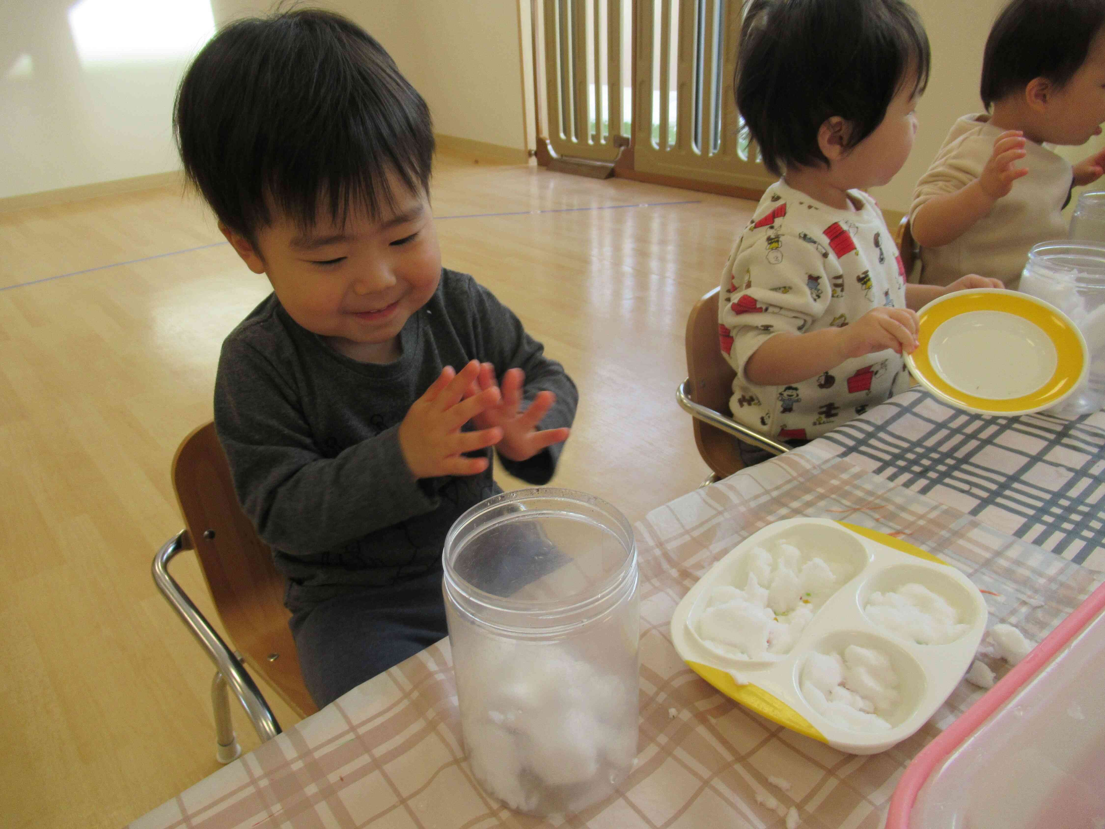 雪遊び「ふわふわで冷たいね！」