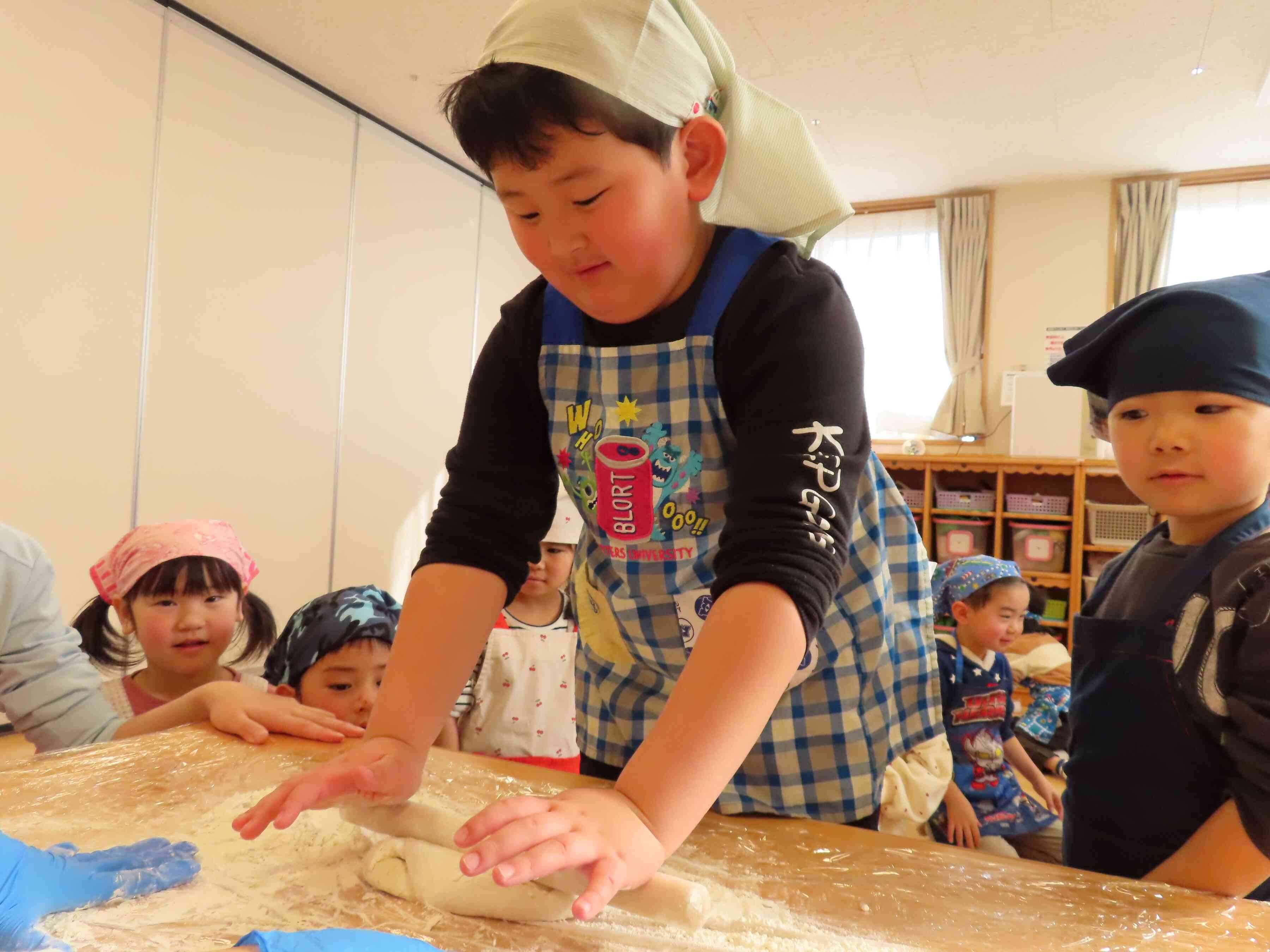 うどんを伸ばします。