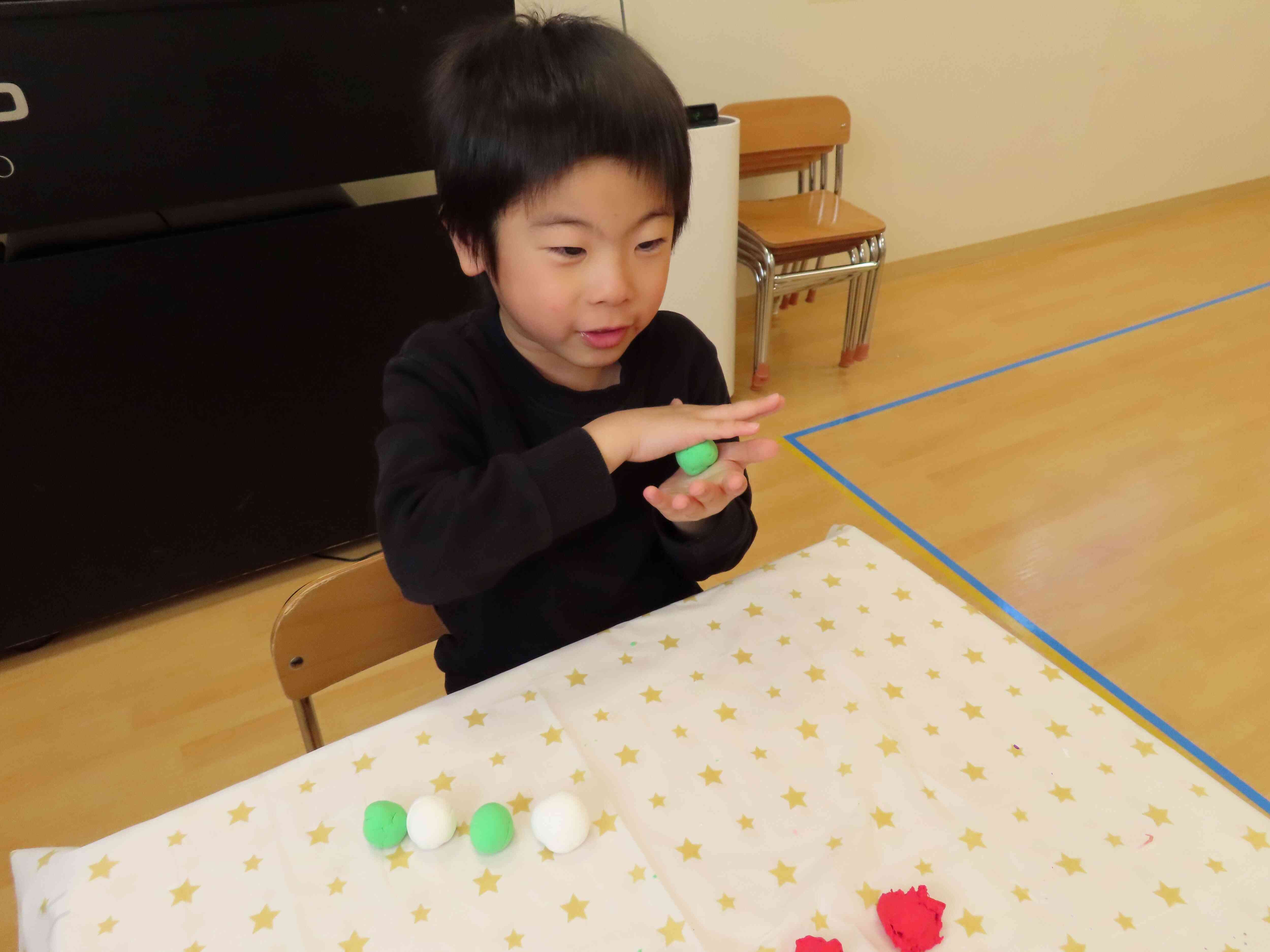 紙粘土で団子刺しのお団子作り中