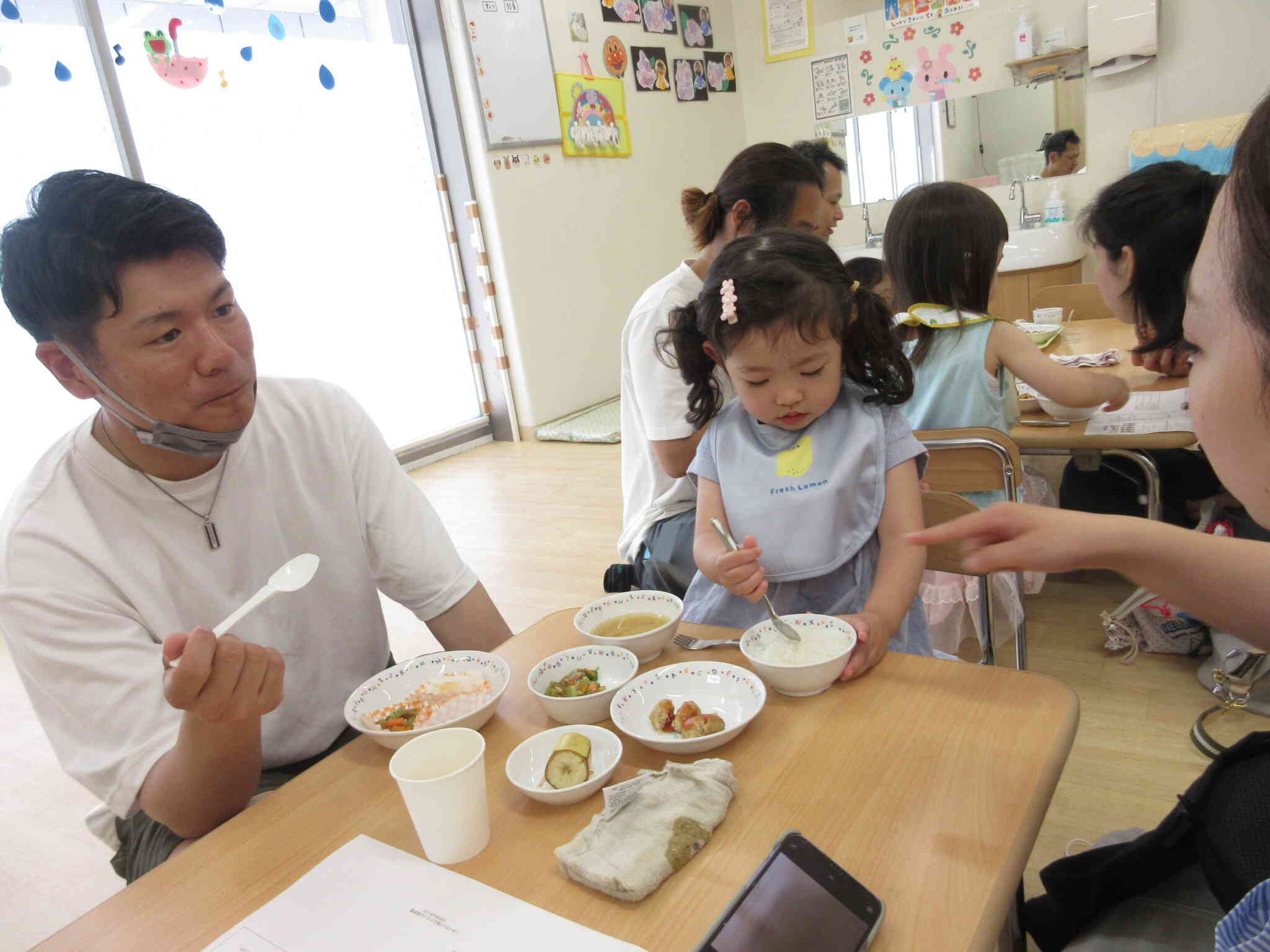 みんなで給食、楽しいな！