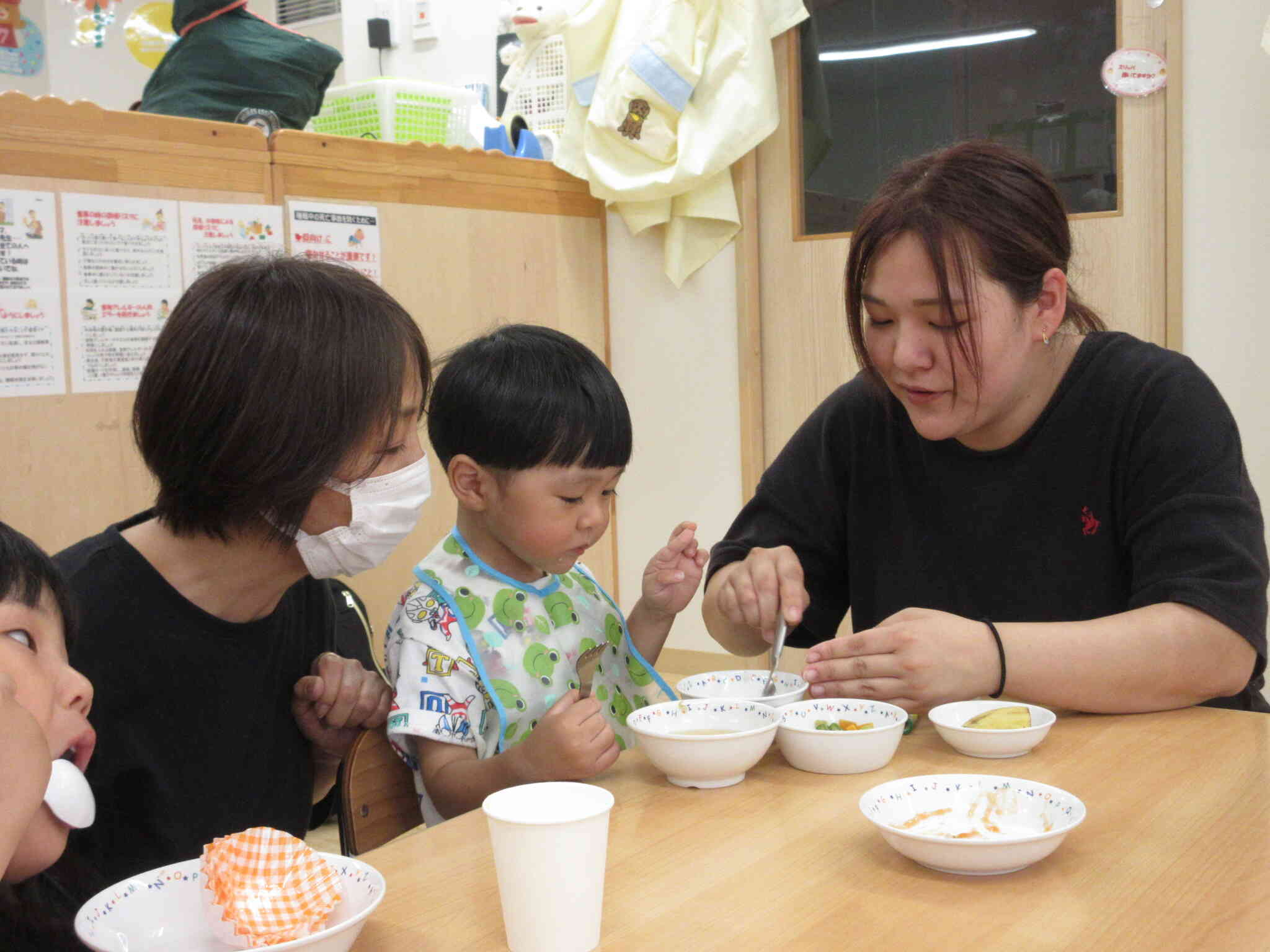 みんなで食べる給食、楽しいな！