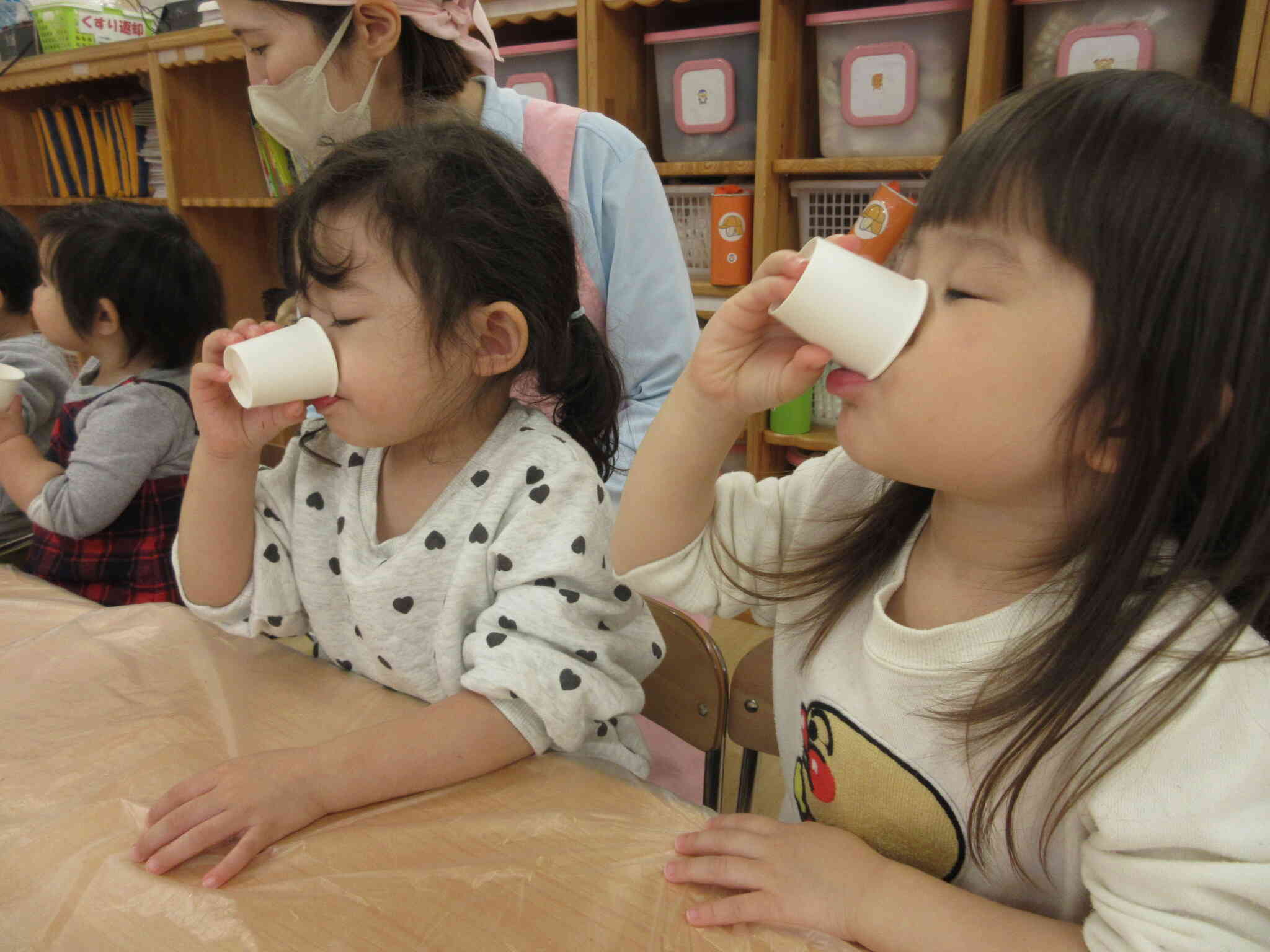 鰹節にお湯をかけると…だし汁の完成☆