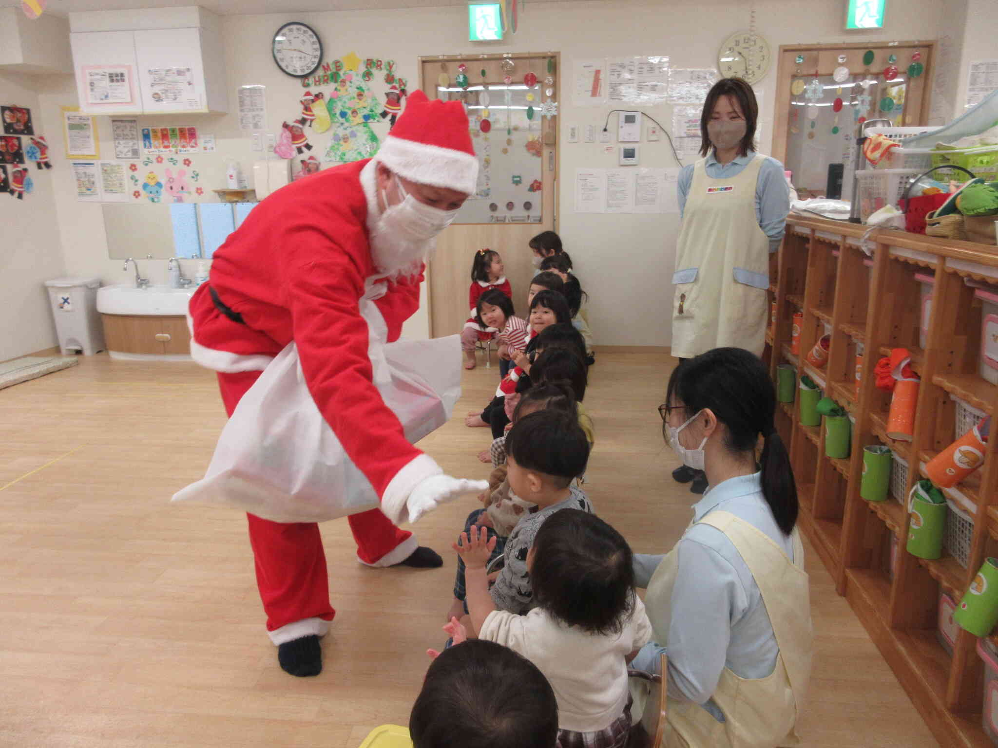 エスパル保育園にサンタさんが来たー！！