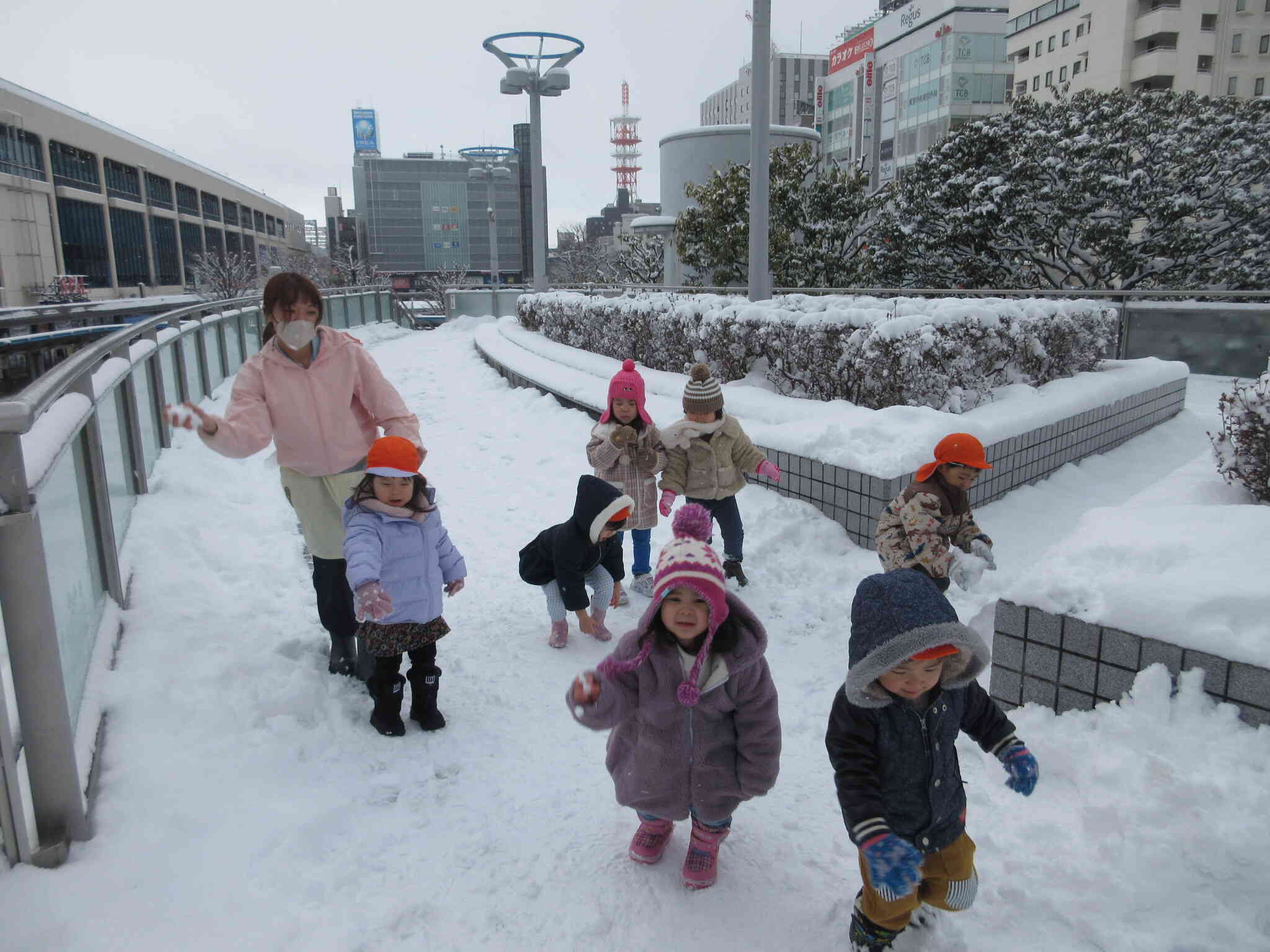 雪がいっぱい！！雪合戦だ！