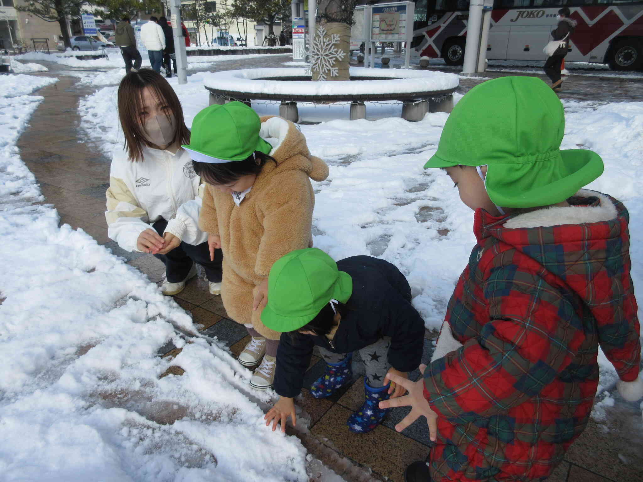 雪って、とっても冷たいね♬