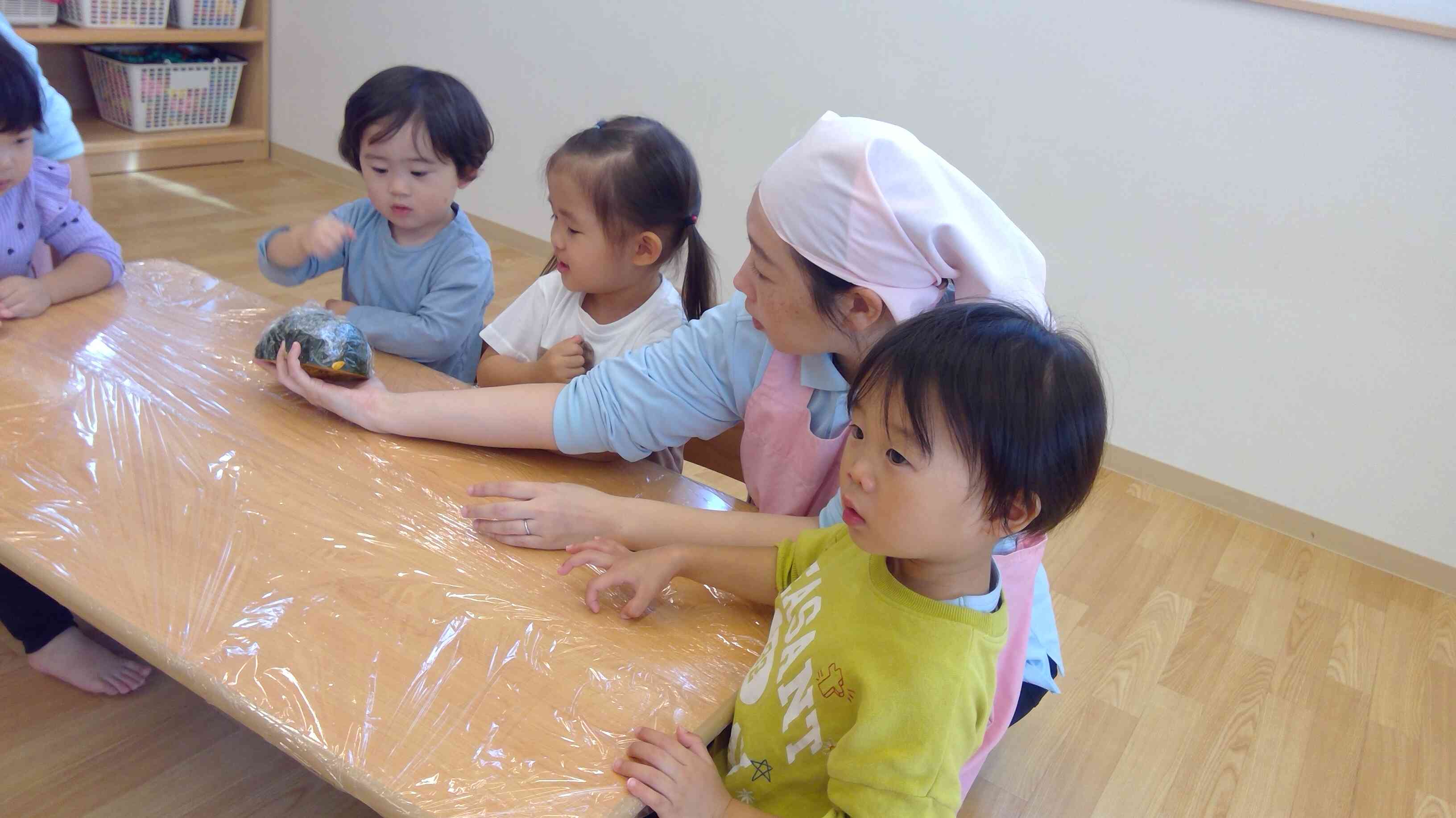 食育～かぼちゃの種をとってみよう～