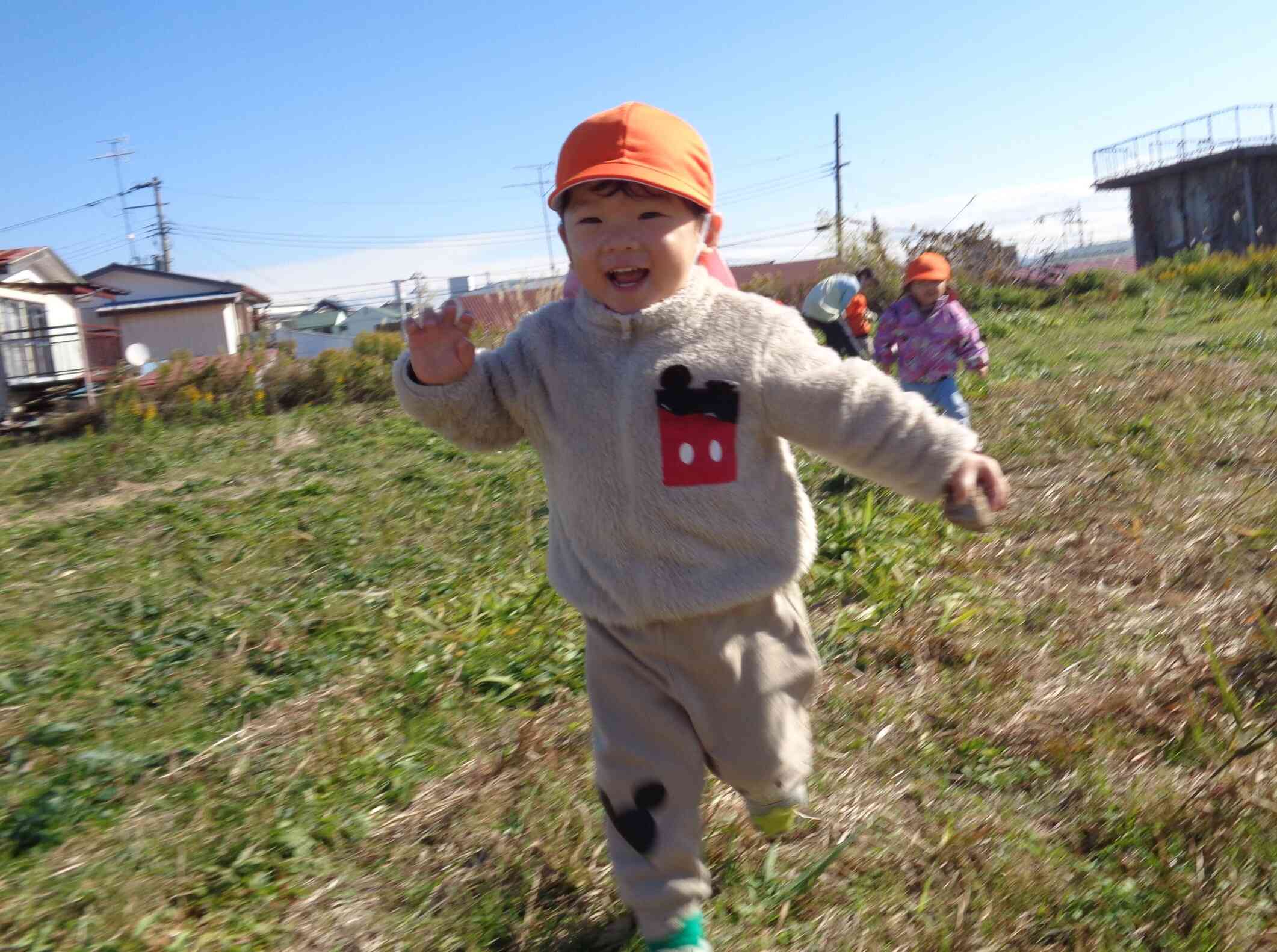 原っぱでかけっこ～あひる組(1歳児)～