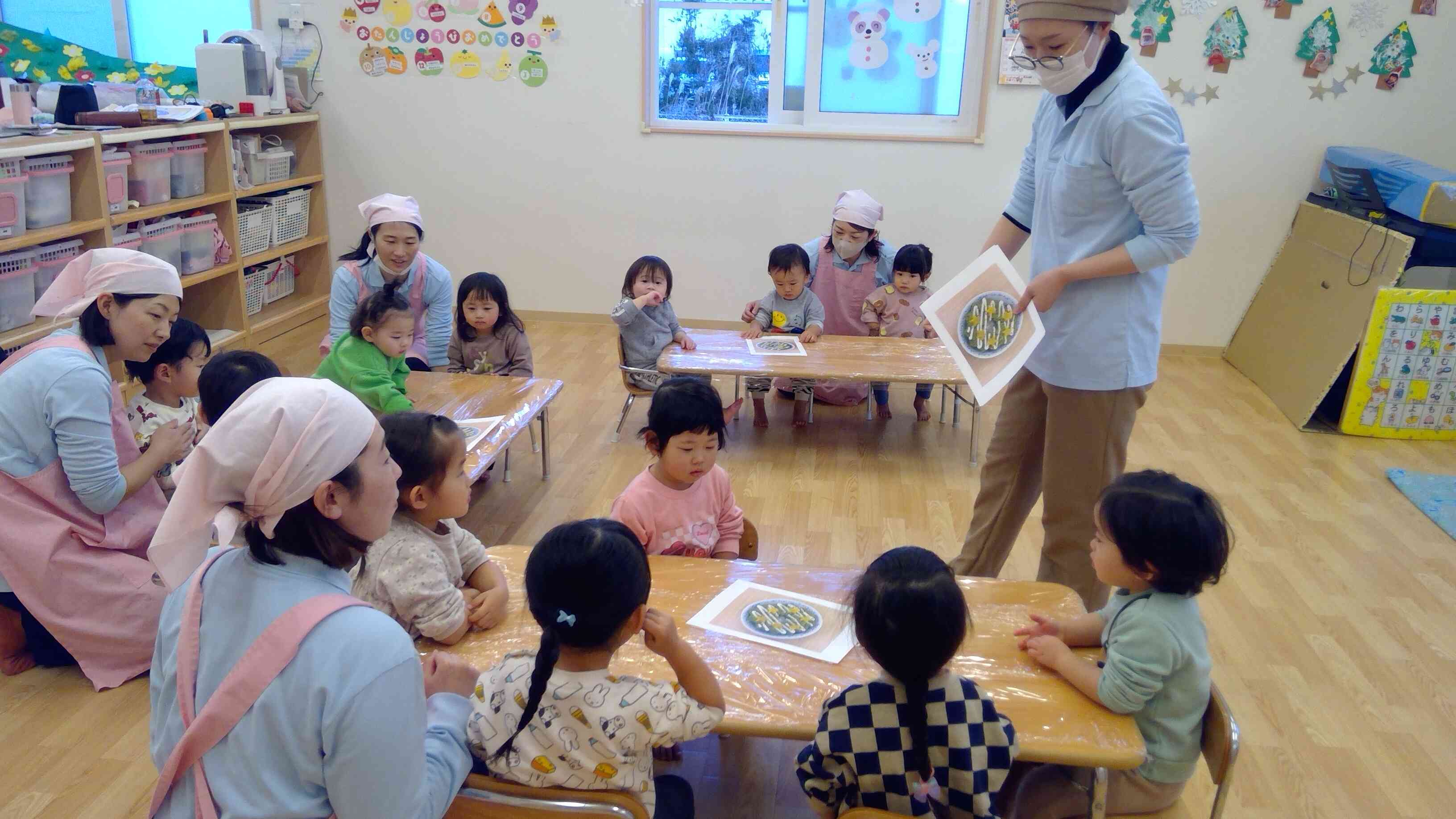 給食の先生の話をよーく聞いて・・・