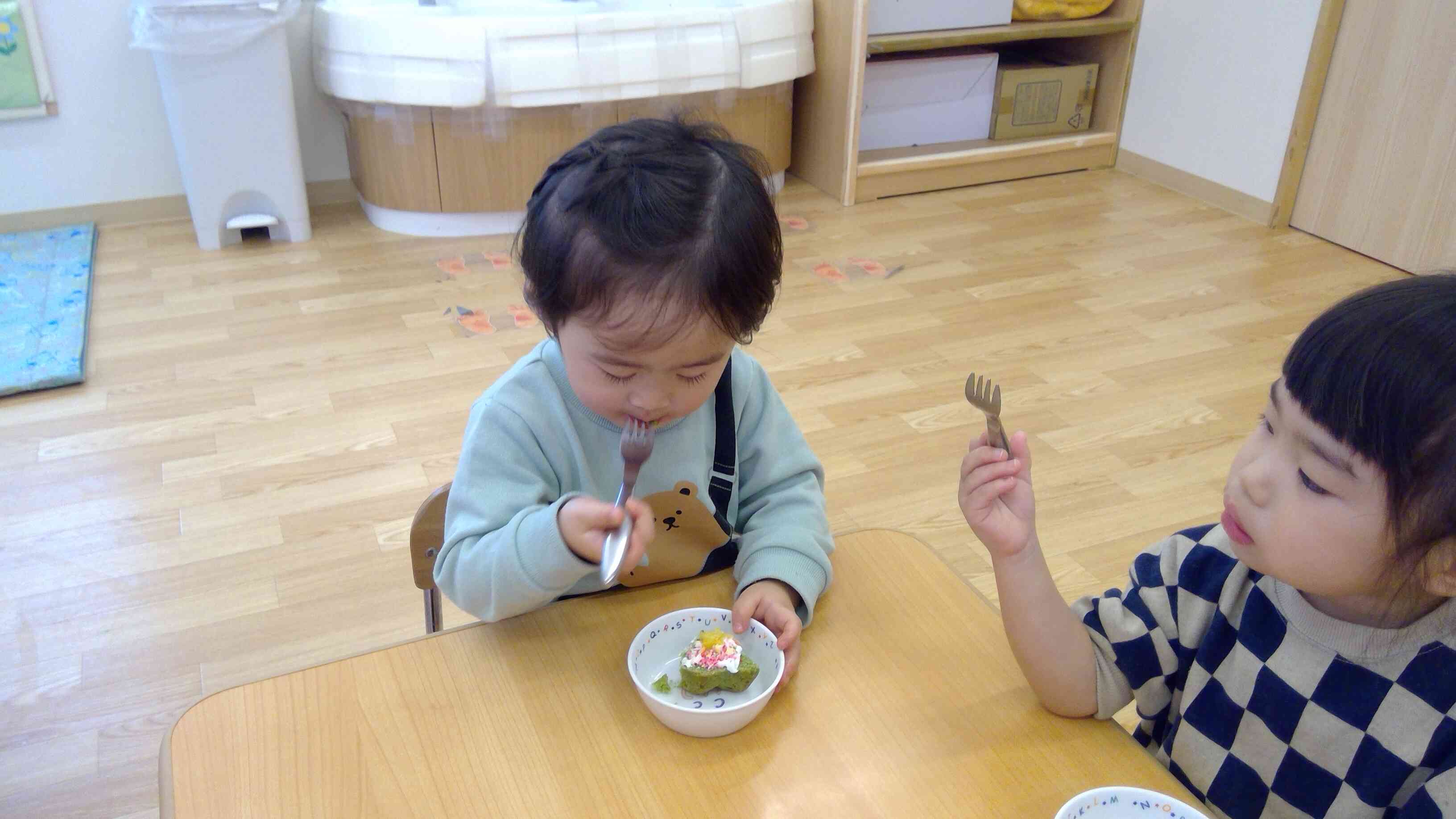 自分で飾りつけしたケーキおいしいね☆