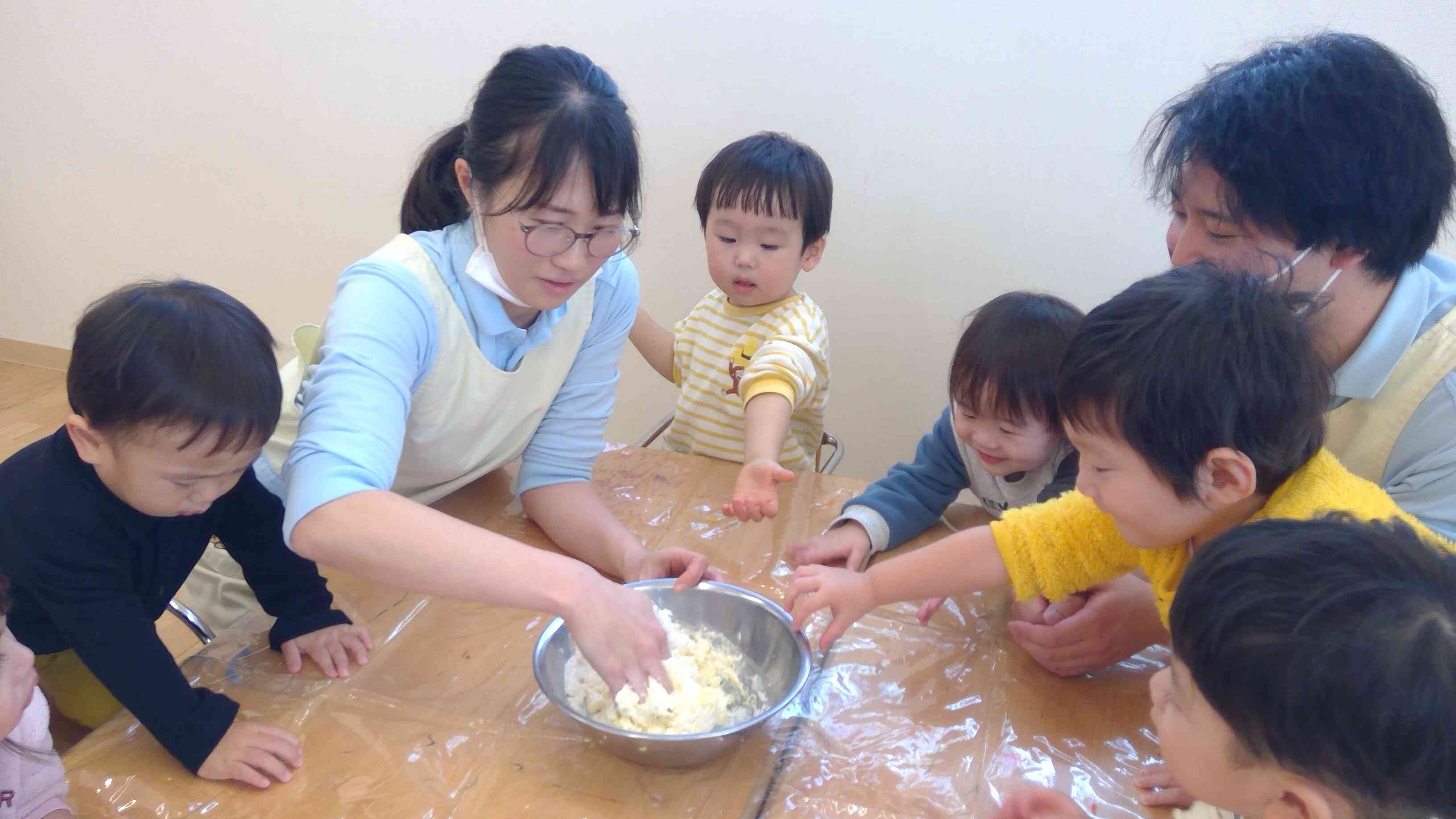 小麦粉粘土で遊ぼう（1歳児）