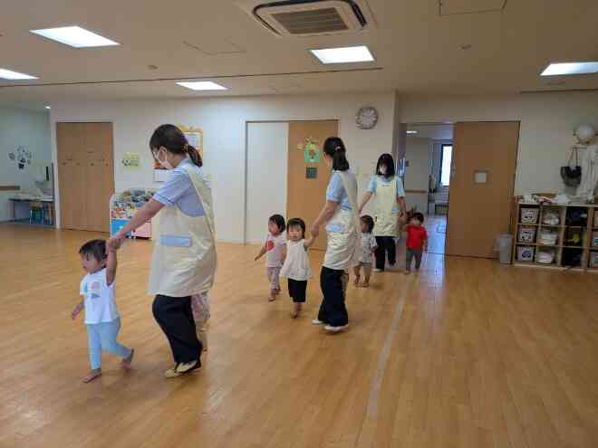 りす組（1歳児）さん。先生と手をつないで入場。可愛らしいですね。