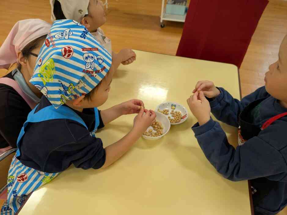 大豆からお味噌になるんだって！どうやったらお味噌になるの？不思議だね。