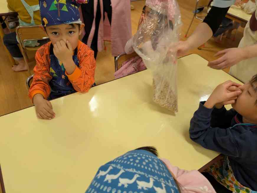 大豆を煮たものがお味噌のもと。匂いは・・・「ちょっとくさーい」