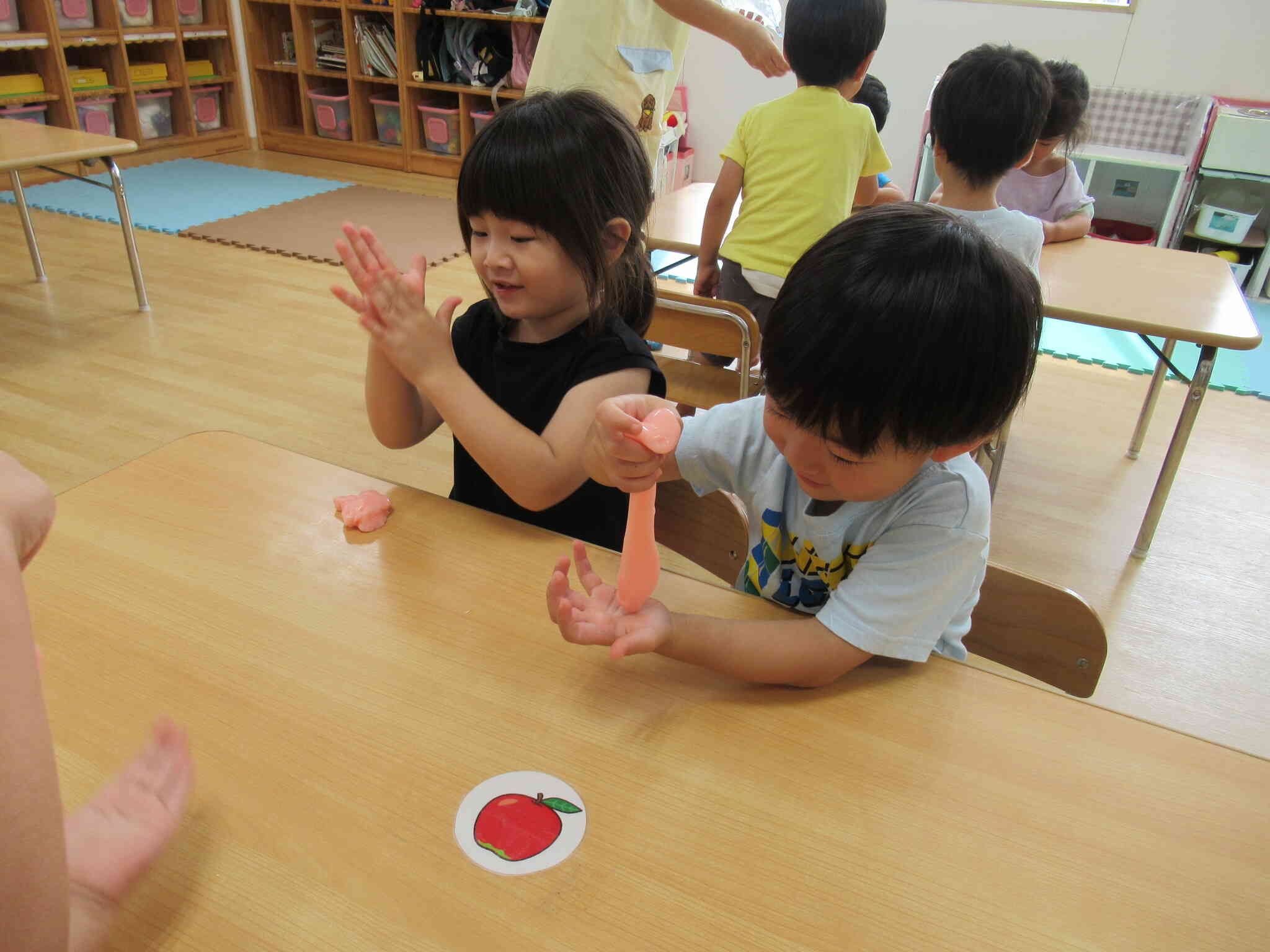 こんなにのびたよ。粘土とはちがうね。