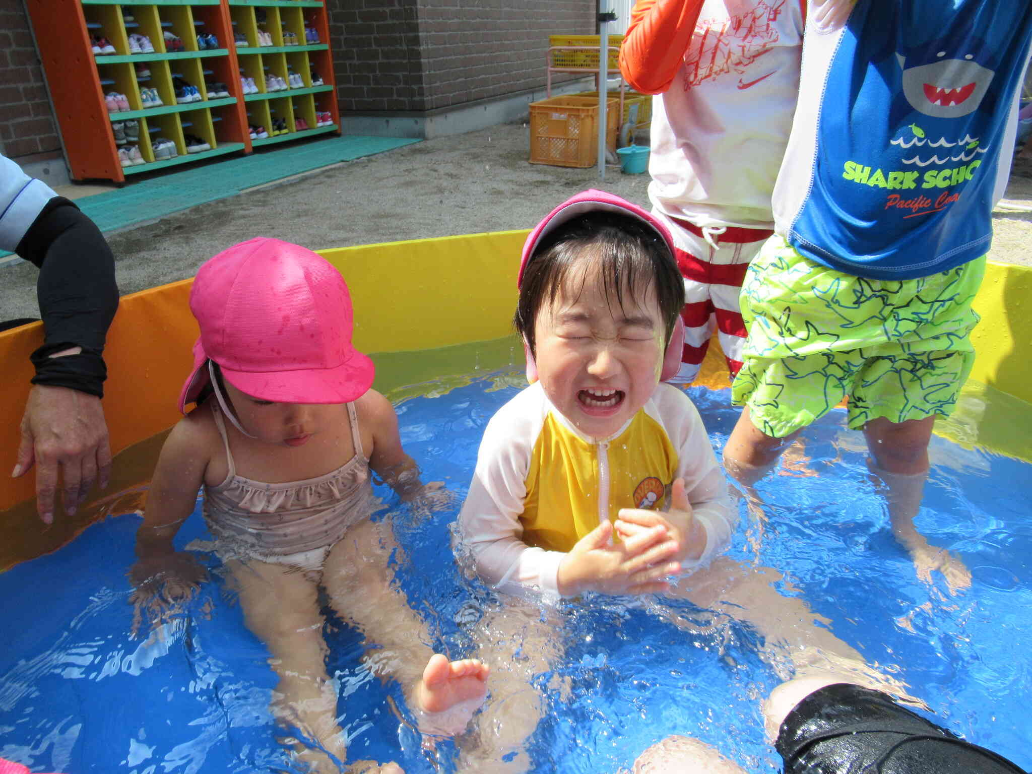 お顔に水をパシャパシャ、つめたぁい♪