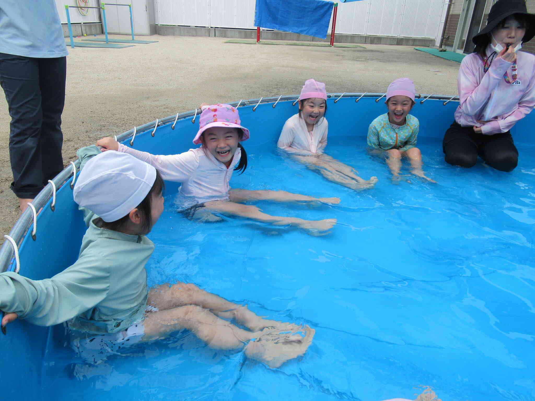 プールあそび、水遊び、だいすき！